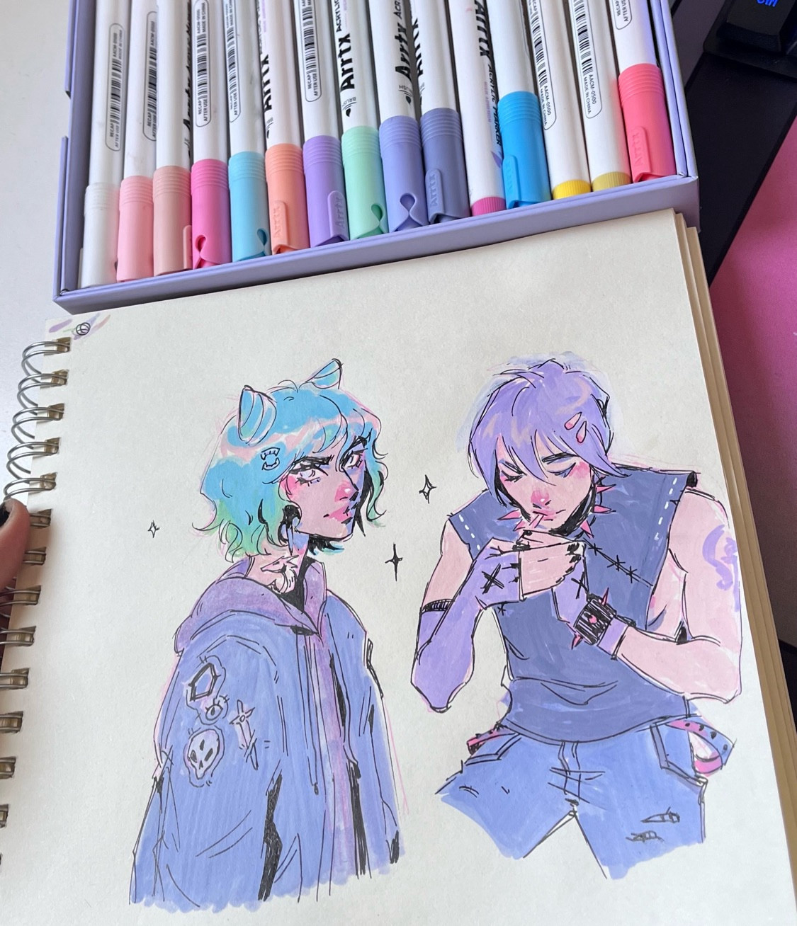 Dois personagens na imagem, a primeira uma garota de cabelo azul e jaqueta com patches de caveira e espada, o segundo personagem esta acendendo um cigarro e tem cabelo roxo pastel, ambos desenhados no sketchbook em cores que lembram um sonho colorido e confortavel