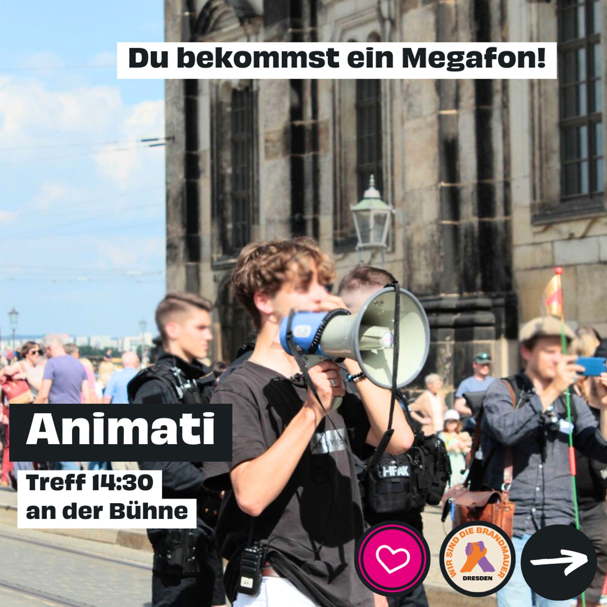 Das Bild zeigt eine Person mit Megafon, die zu Menschen auf einer Demo gegen Rechtsextremismus spricht, und den Text „Animati. Treff 14:30 Uhr an der Bühne. Du bekommst ein Megafon!“