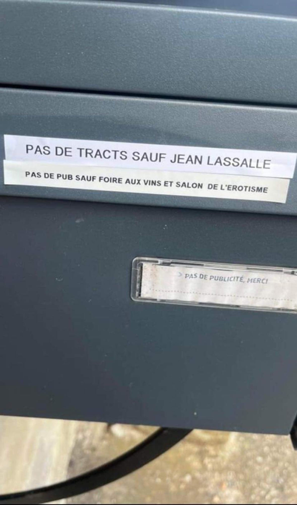 Une boîte aux lettres avec les inscriptions 

"Pas de tract sauf jean Lassalle"
"Pas de pub sauf foire aux vins et salon de l'érotisme"