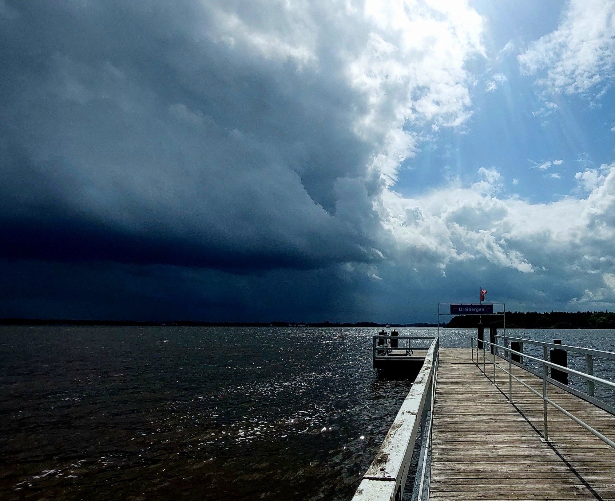 Bootsanleger,im Hintergrund sind dunkle Wolken erkennbar