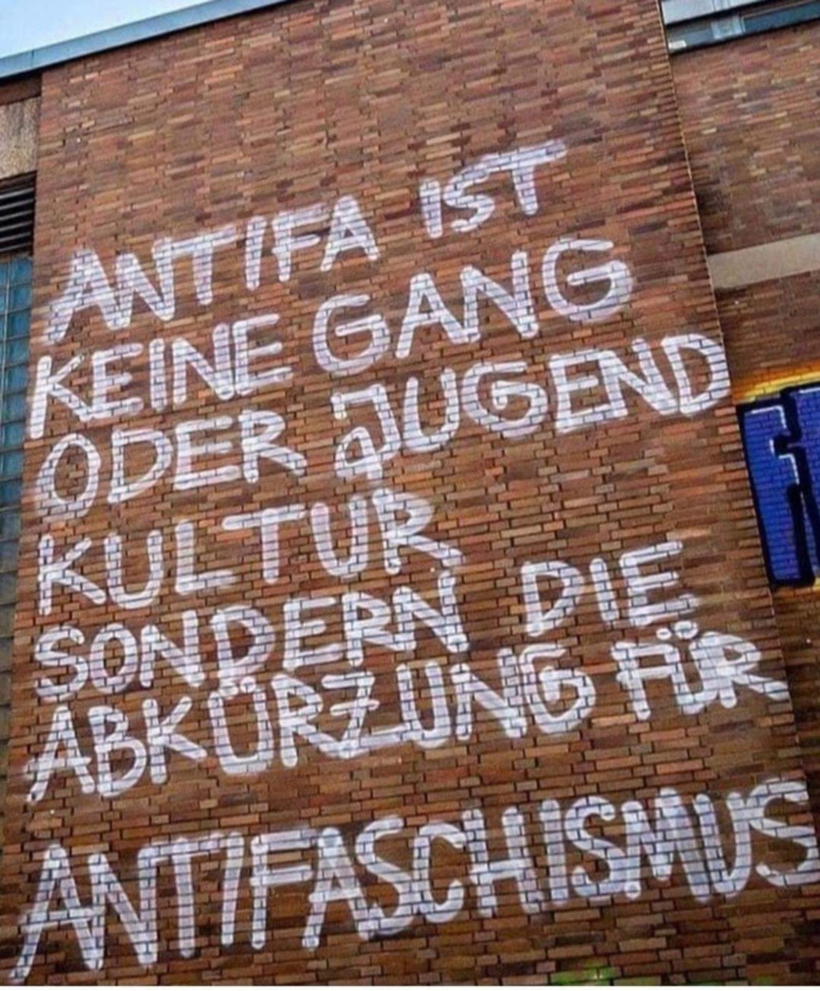 Foto einer Hauswand mit Graffiti: Antifa ist keine Gang oder Jugendkultur, sondern die Abkürzung für Antifaschismus.