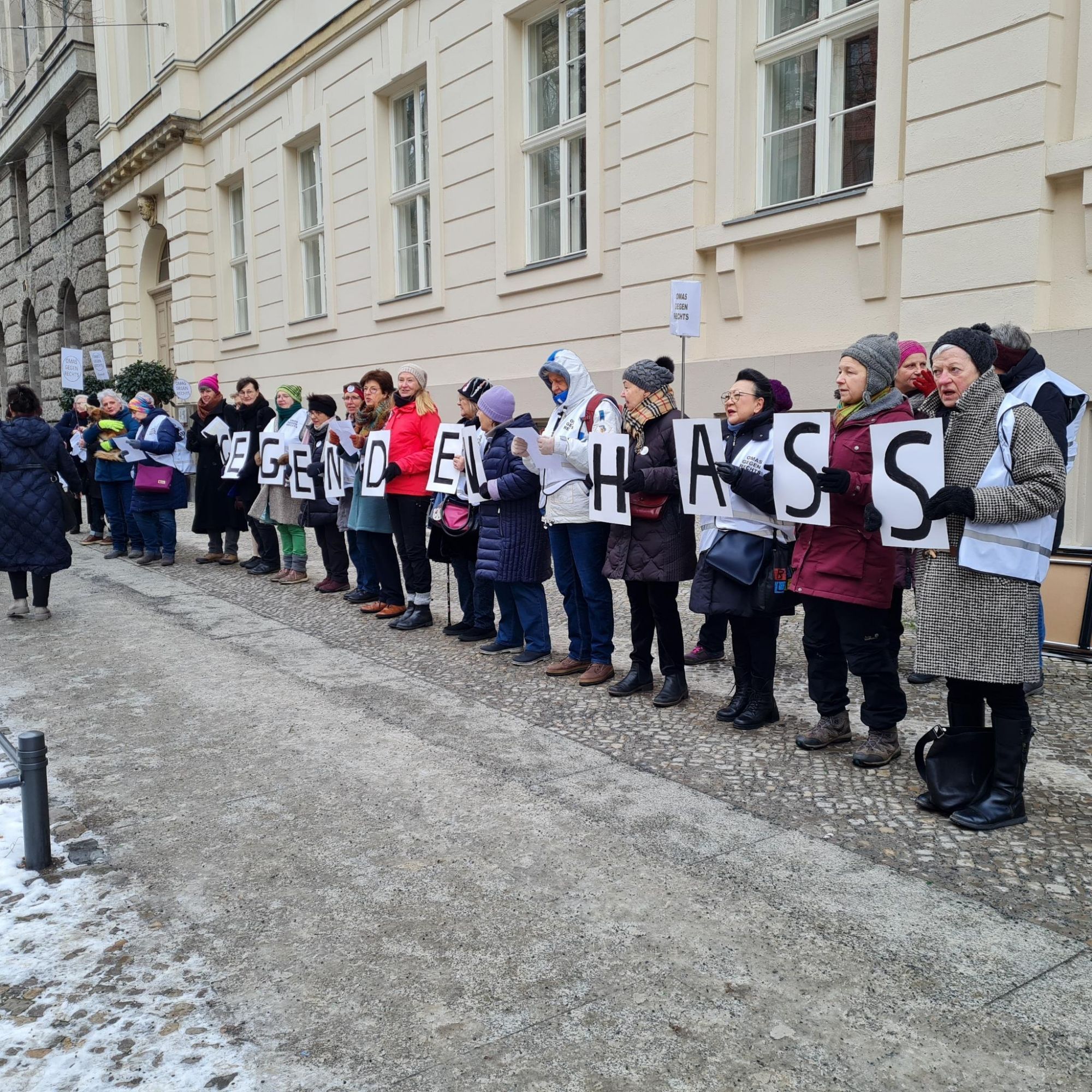 Foto Gruppe von Omas gegen Rechts mit einzelnen großen Buchstaben,  die die Worte "Gegen den Hass" ergeben