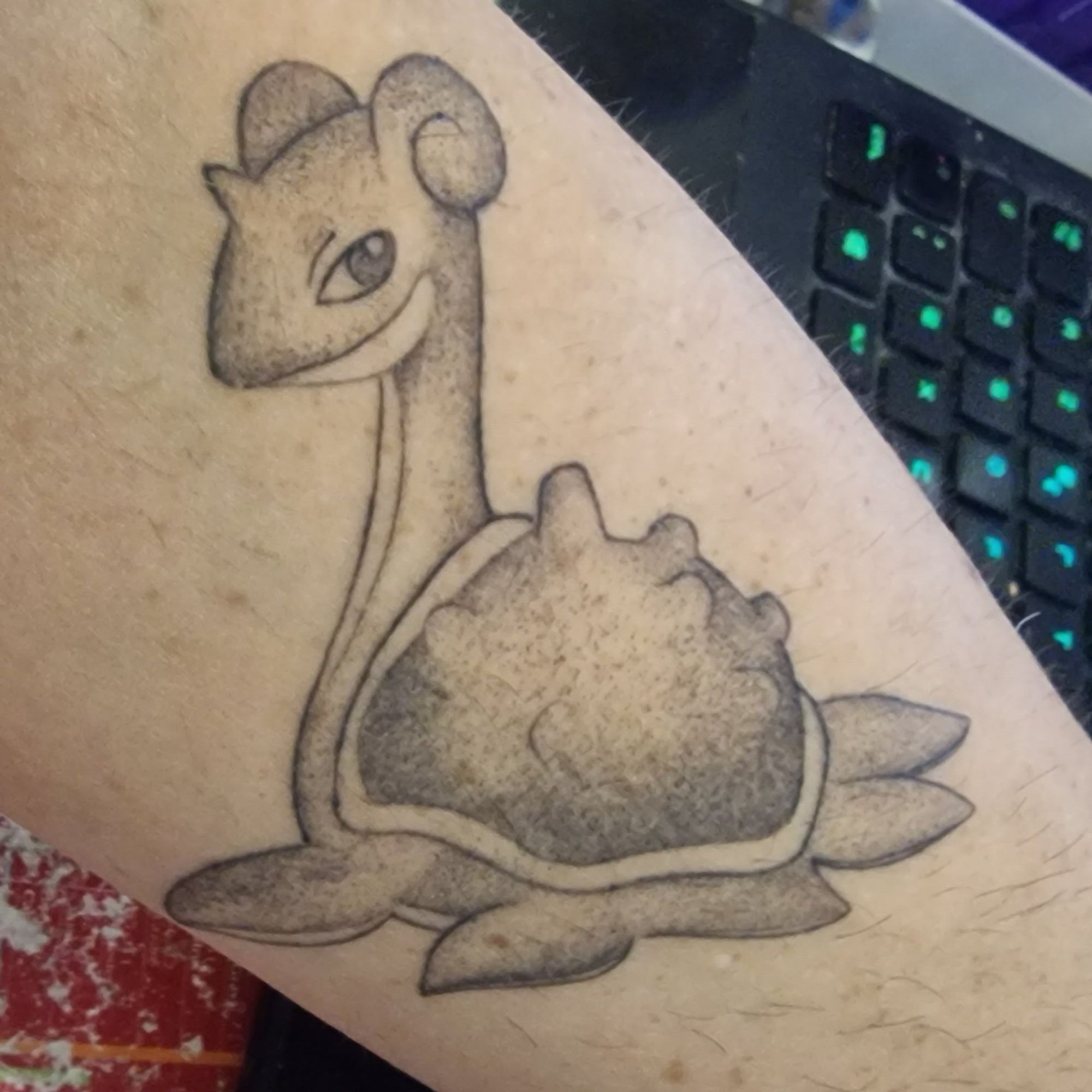 Photo d'un tatouage d'un pokémon qui s'appelle Lokhlass.