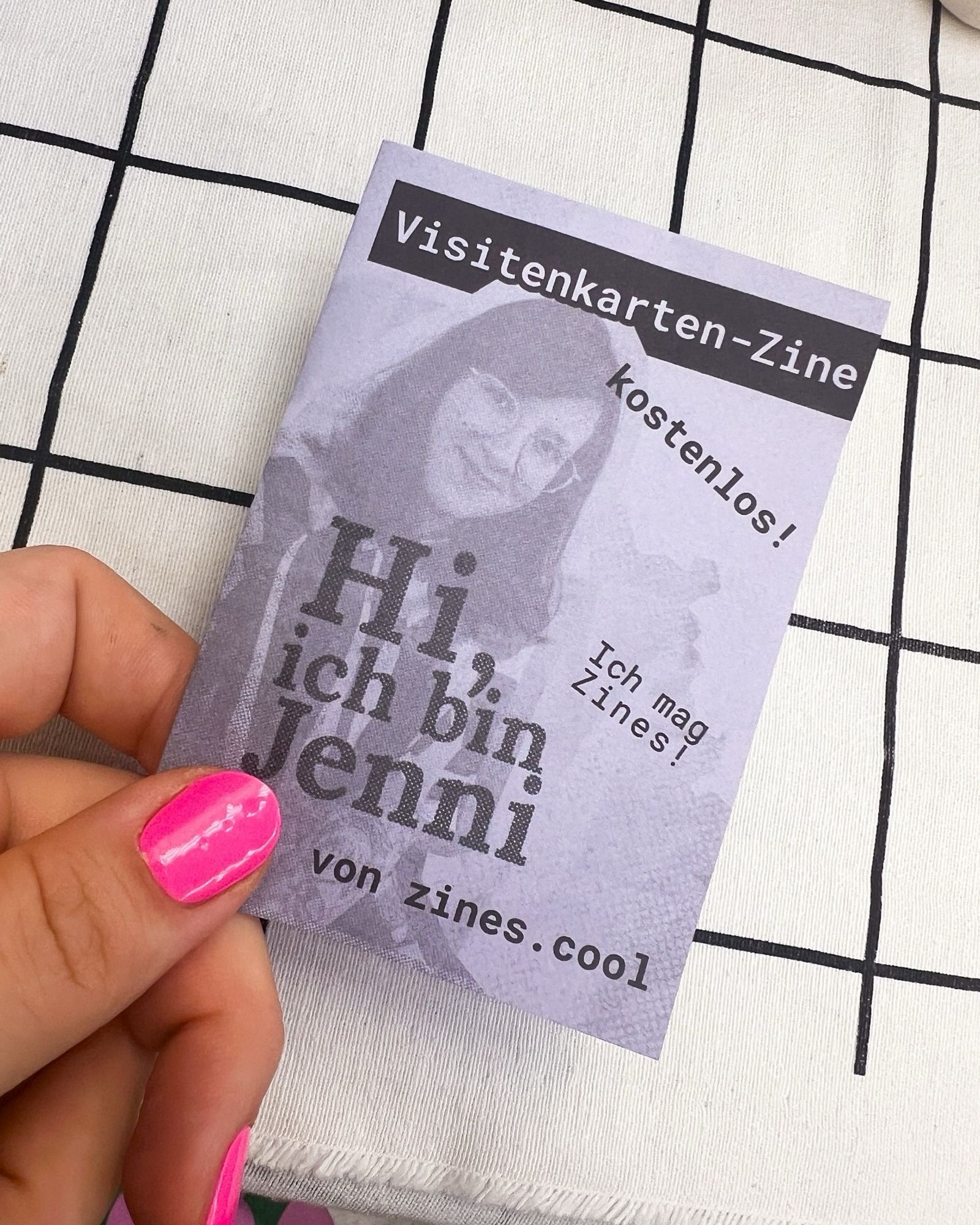 Foto: Eine Hand hält ein Zine mit dem Titel „Visitenkarten Zine: Hi, ich bin Jenni!“