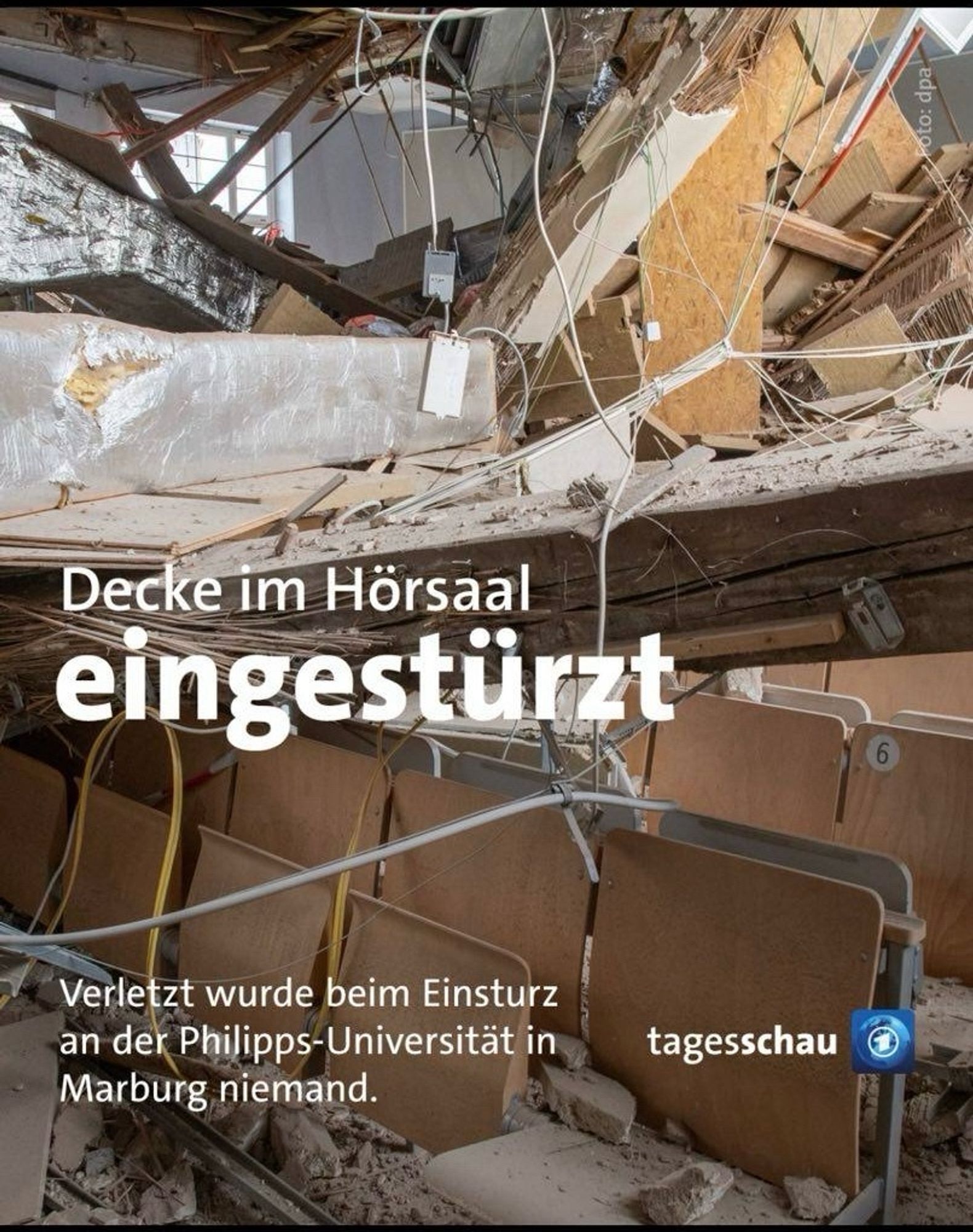 Zu sehen ist die eingestürzte Decke eines Hörsaals.