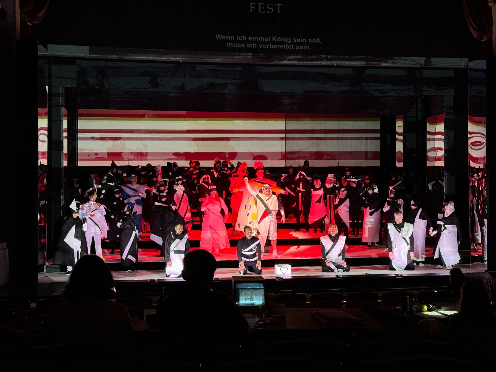 Szene aus der Oper Don Carlos mit Solisten und Chor während der Endprobenzeit.