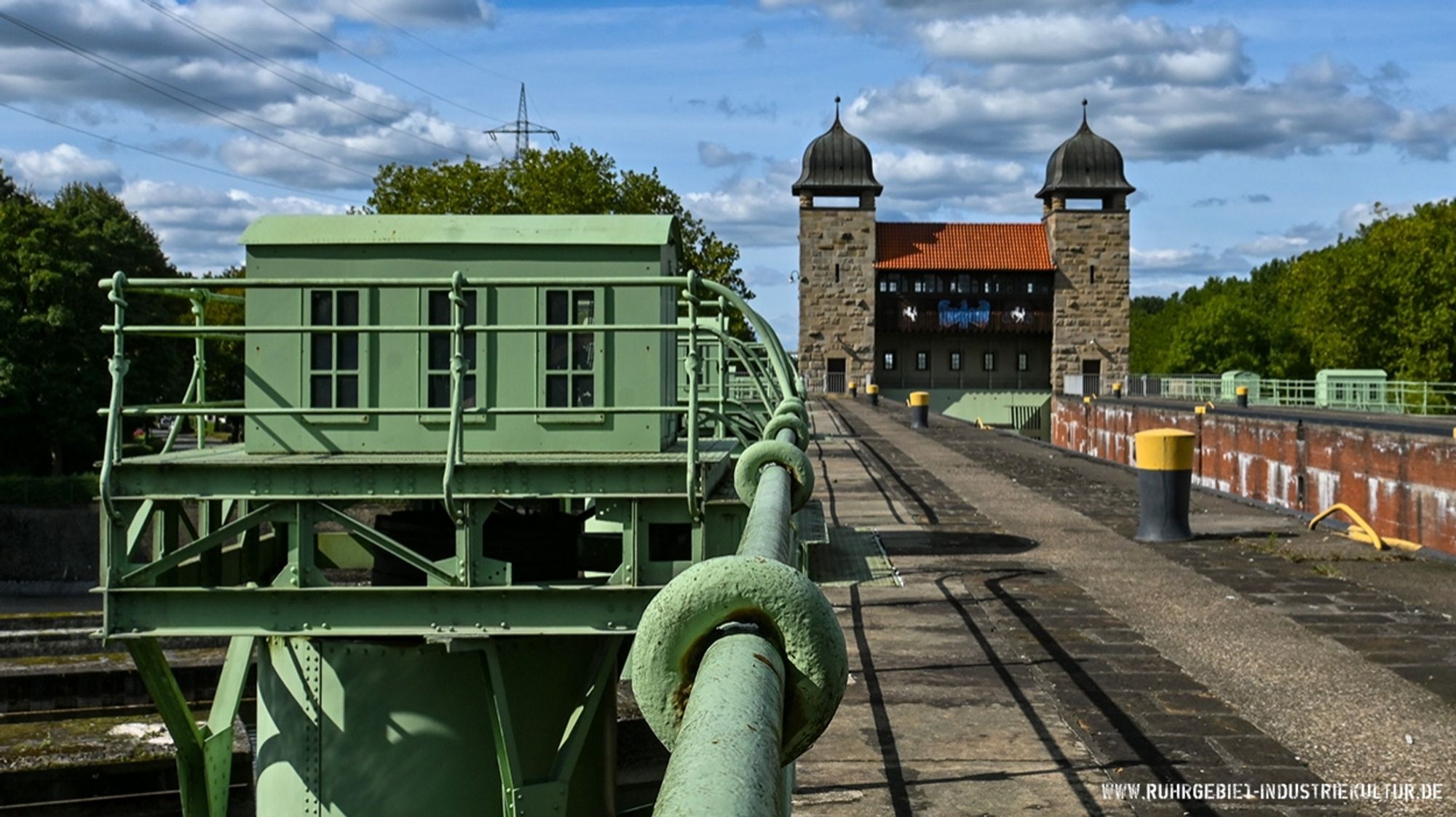 Anlage einer alten Schleuse mit Pumpenhäusern und einem Torhaus.