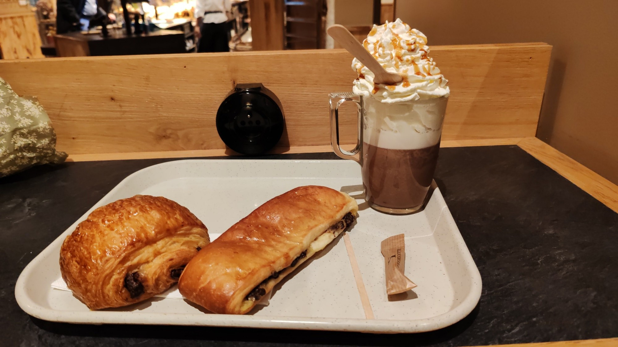 Photo d'un plateau avec un chocolat Viennois, un pain au chocolat et un pain suisse.