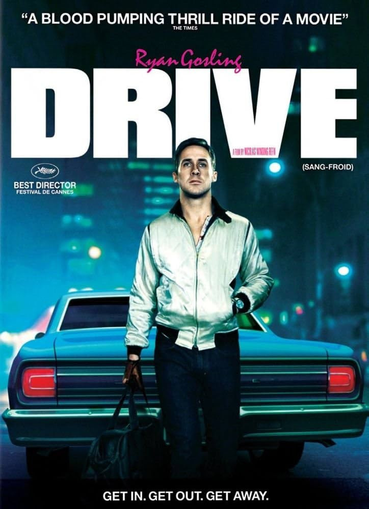 Poster promocional de la película Drive, donde sale Ryan Gosling de frente con la mirada impávida mientras sostiene una mochila de mano y mantiene la otra guardada en el bolsillo de su chaqueta blanca con un escorpión en la espalda bordado (que no aparece porque no está de espaldas). De fondo se ve la ciudad y justo detrás de él un coche por detrás con los pilotos rojos encendidos.