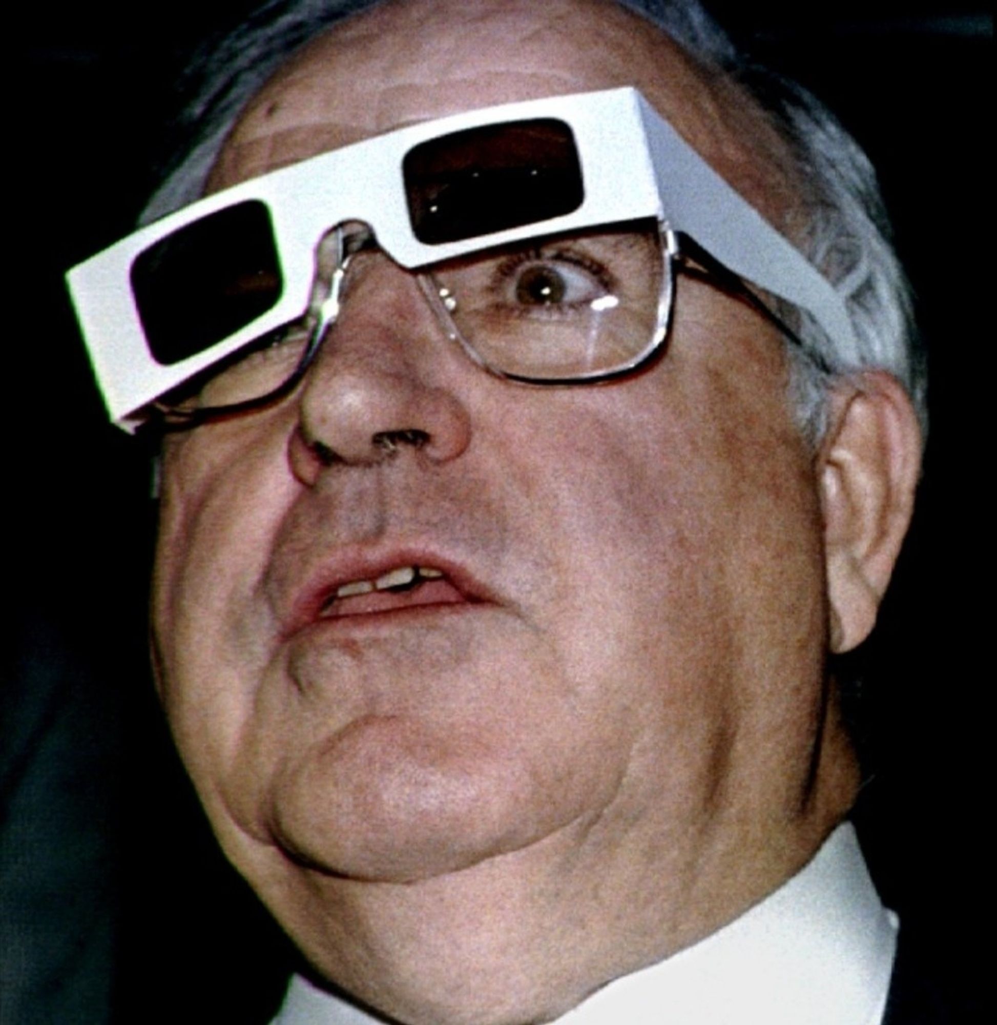 Bundeskanzler Helmut Kohl sieht durch eine 3D-Brillen bei der Eröffnung der CeBIT Expo in Hannover, Deutschland, am 19. März 1998 die Brille ist verrutscht und sein Blick ist entgeistert