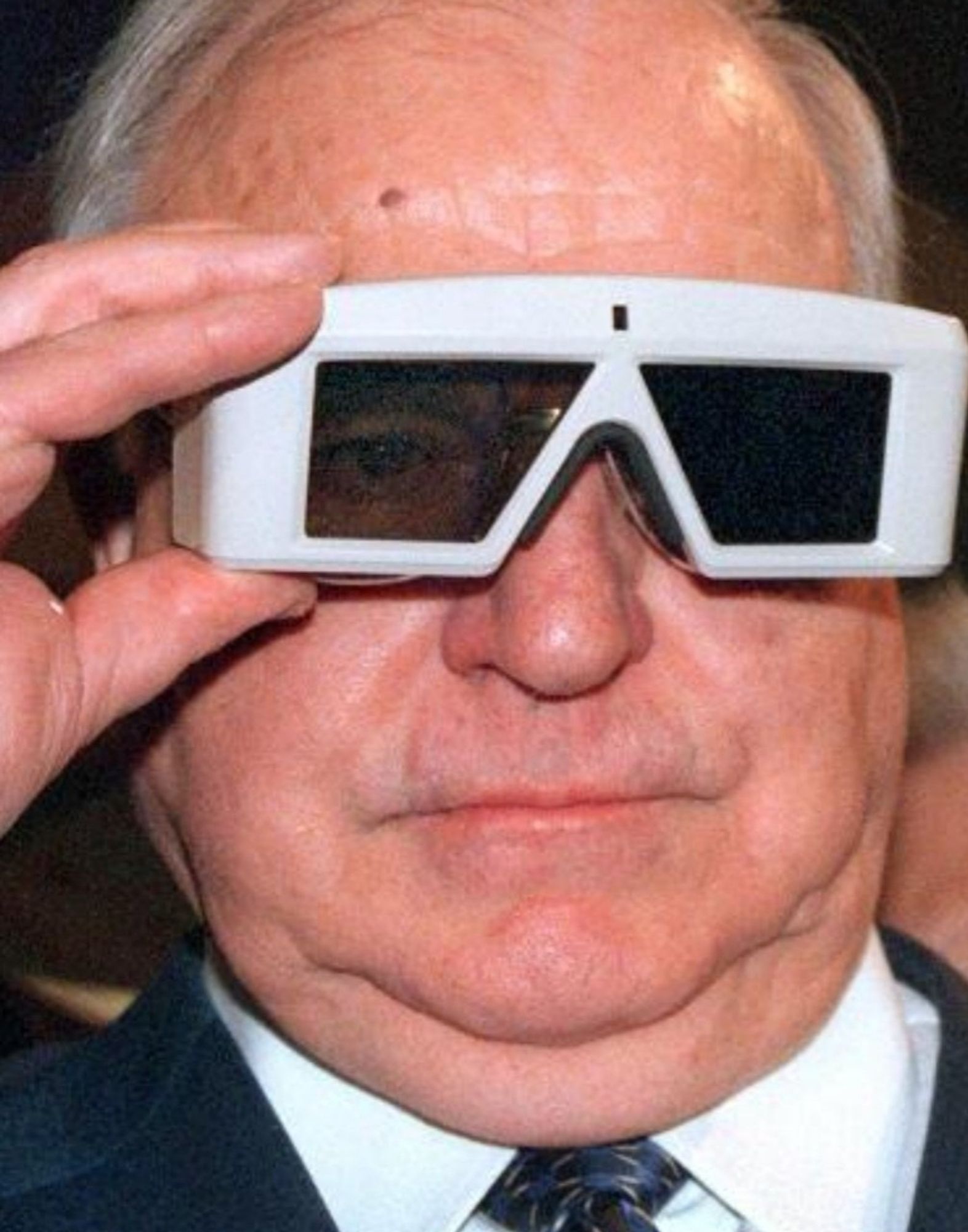 Bundeskanzler Helmut Kohl sieht durch eine 3D-Brillen bei der Eröffnung der CeBIT Expo in Hannover, Deutschland, am 19. März 1998.