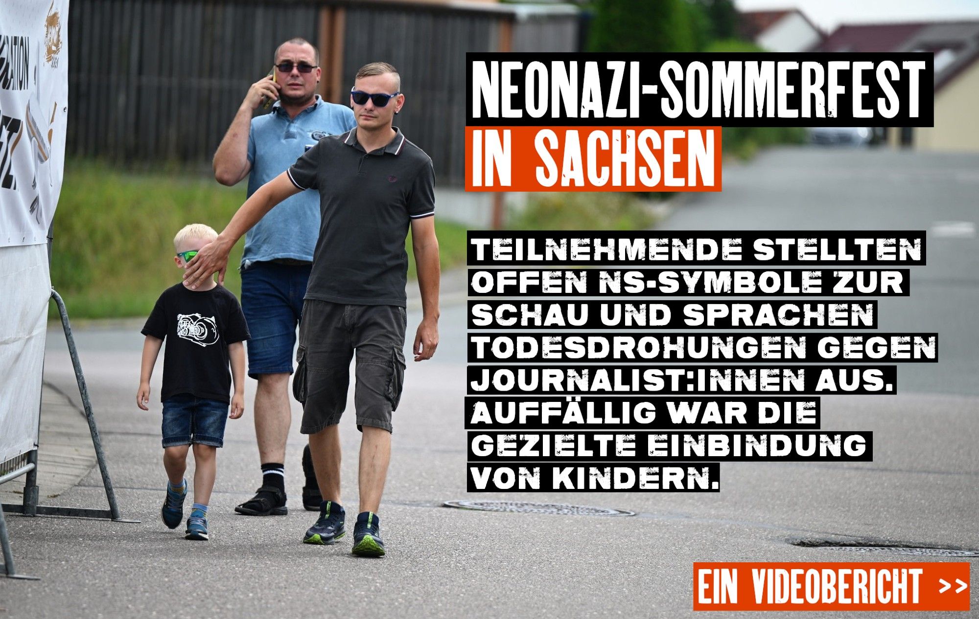 Zwei männliche Neonazis mit Sonnenbrillen und sommerlicher Kleidung bewegen sich auf einer Straße auf die Kamera zu. Vorne befindet sich ein blondes Kind, dem mit der Hand eines Neonazis das Gesicht verdeckt wird.