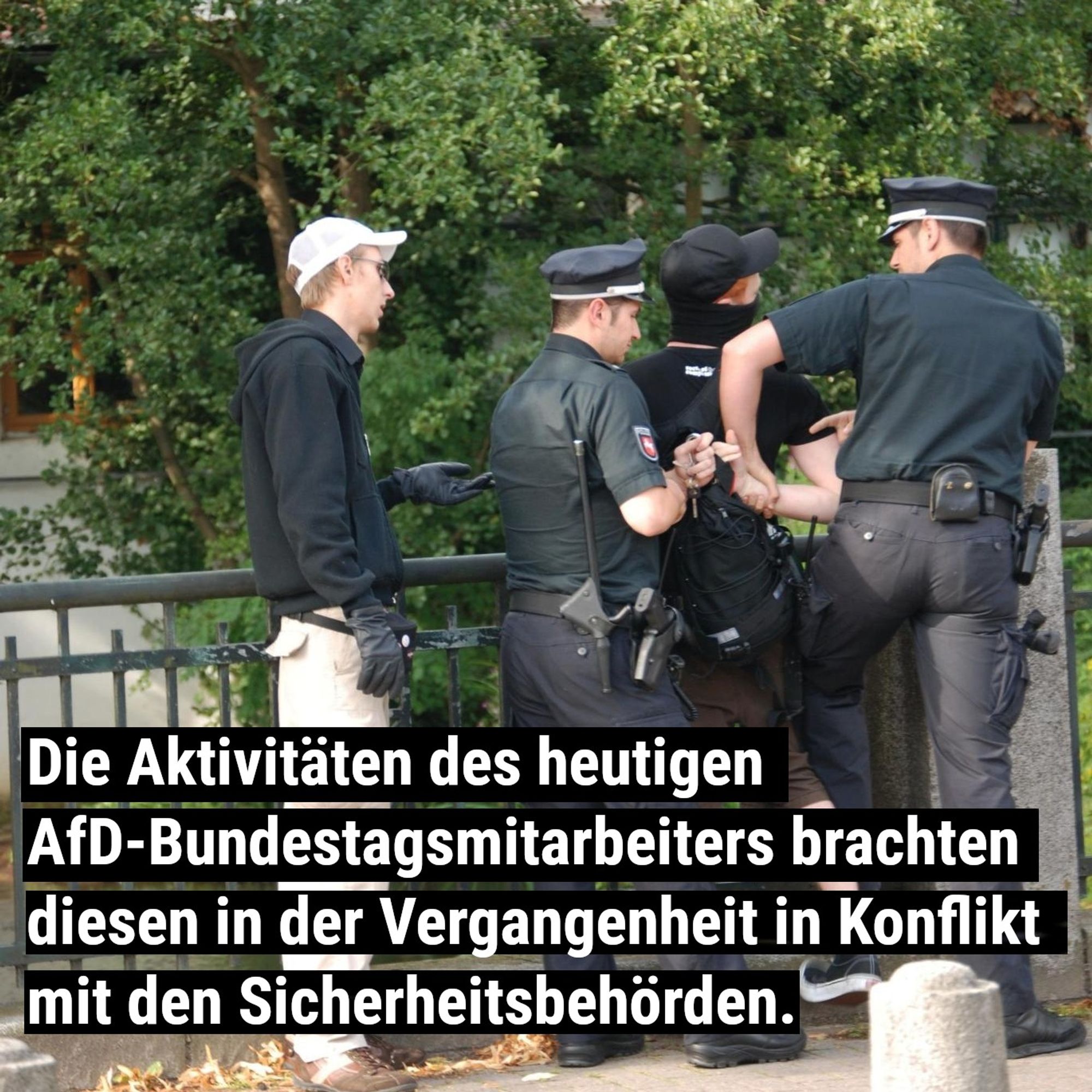 Polizeibeamte nehmen Mario Müller kurzfristig in Gewahsam. Dem heutigen Mitarbeiter der AfD-Bundestagsfraktion sind die Hände auf den Rücken gedreht.