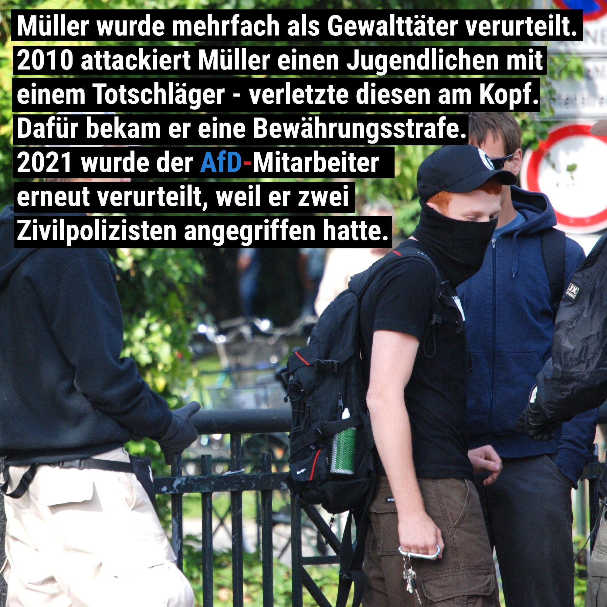 Mario Müller vermummt mit einem Schlaggegenstand.