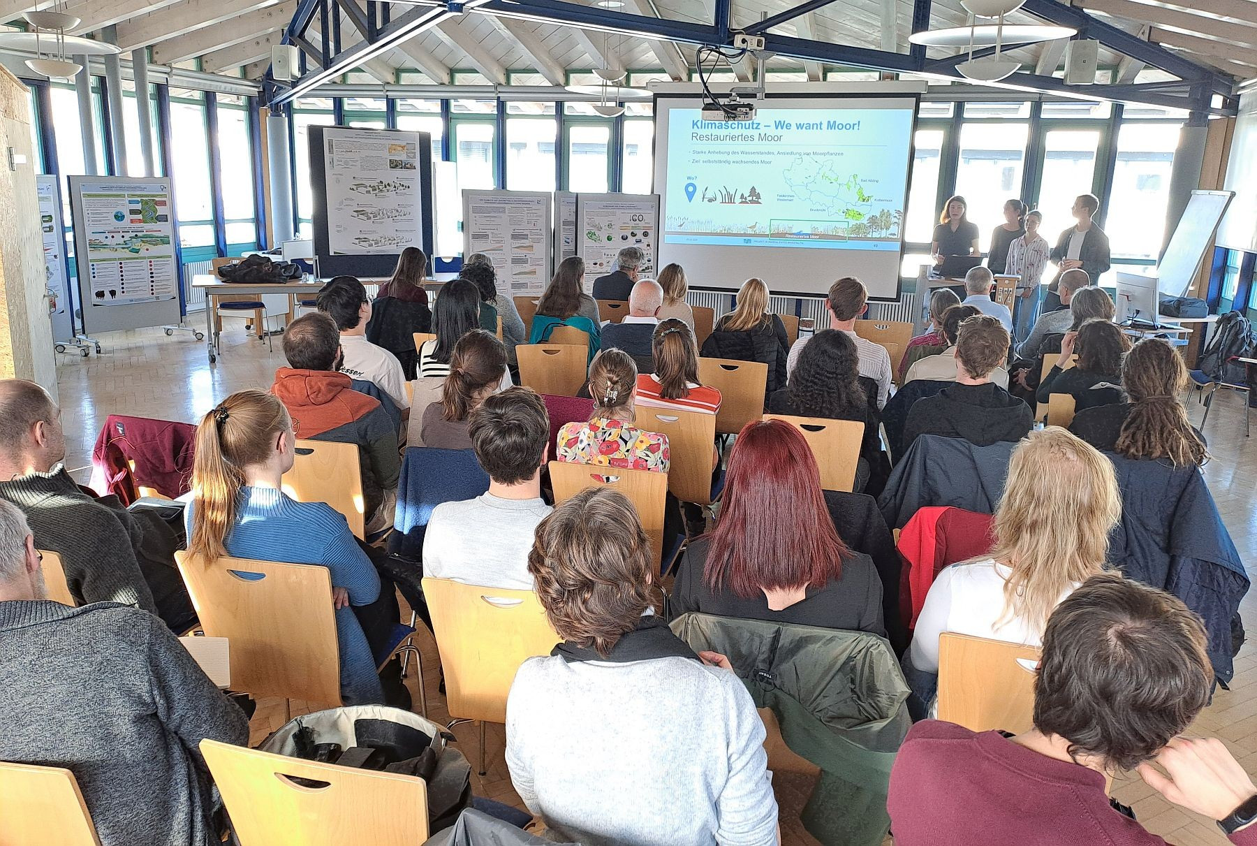 The students presented their results to experts, the public and the media at the Rosenheim Water Management Office.