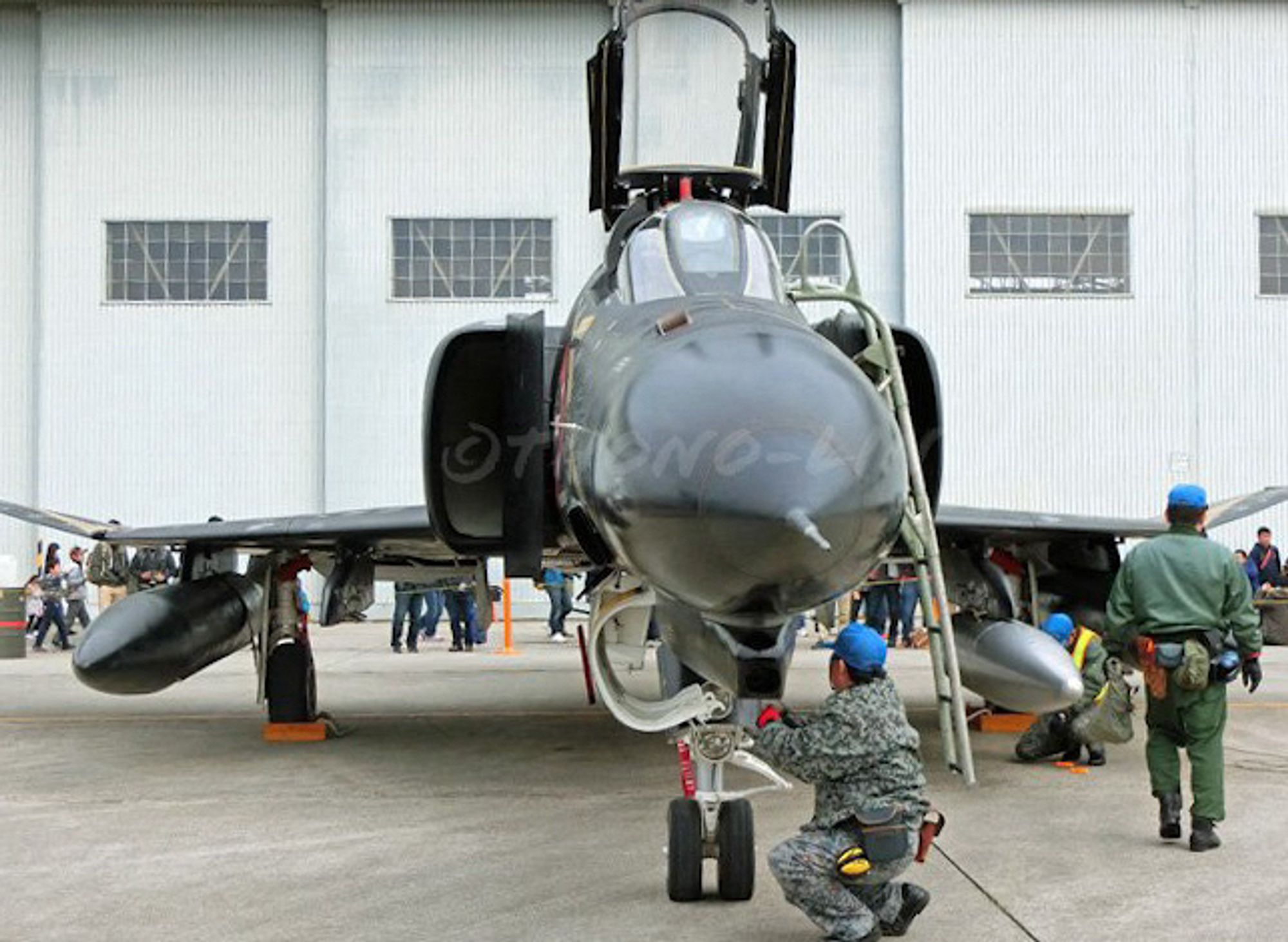 F-4戦闘機　F-4Phantom
飛行開発実験団所属機
小牧基地オープンベースにて
古い写真です