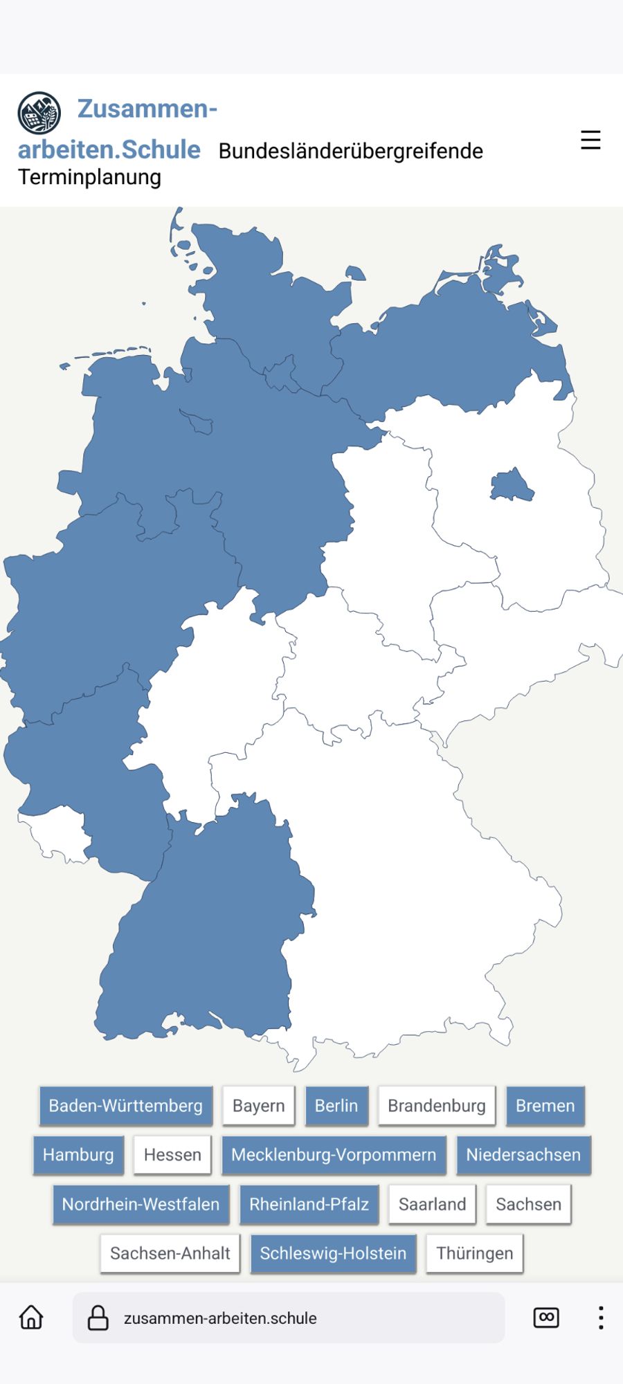 Das Bild zeigt eine Webseite mit einem Menüpunkt "Zusammenarbeiten.Schule Bundesländerübergreifende Terminplanung". Unterhalb des Menüpunktes ist eine stilisierte Karte von Deutschland abgebildet, auf der die einzelnen Bundesländer zu erkennen sind. Die Bundesländer sind in zwei verschiedenen Blautönen dargestellt, wobei einige in einem helleren Blau und andere in einem dunkleren Blau gefärbt sind, was möglicherweise auf unterschiedliche Zustände oder Kategorien hindeutet.

Unterhalb der Karte befinden sich Buttons mit den Namen der Bundesländer: Baden-Württemberg, Bayern, Berlin, Brandenburg, Bremen, Hamburg, Hessen, Mecklenburg-Vorpommern, Niedersachsen, Nordrhein-Westfalen, Rheinland-Pfalz, Saarland, Sachsen, Sachsen-Anhalt, Schleswig-Holstein und Thüringen. Die Buttons sind ebenfalls in zwei Blautönen dargestellt, entsprechend der Färbung der Bundesländer auf der Karte.

Am unteren Bildrand befindet sich eine Navigationsleiste mit dem Icon für die Homepage und der URL.