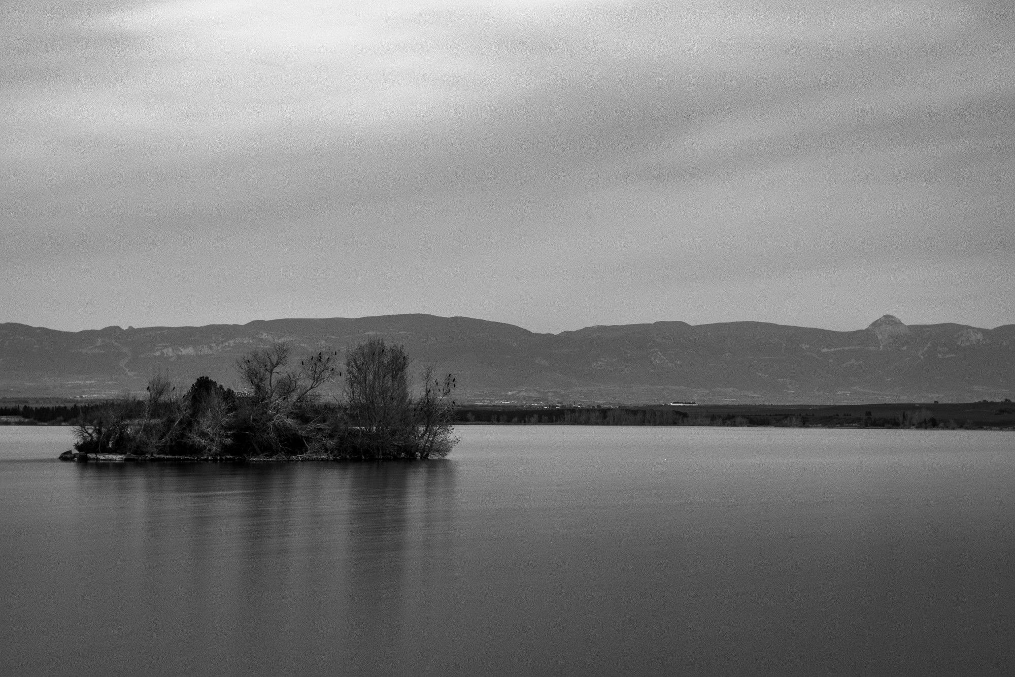 Foto en blanco y negro con algo de larga exposición en el embalse de La Sotonera (Huesca).