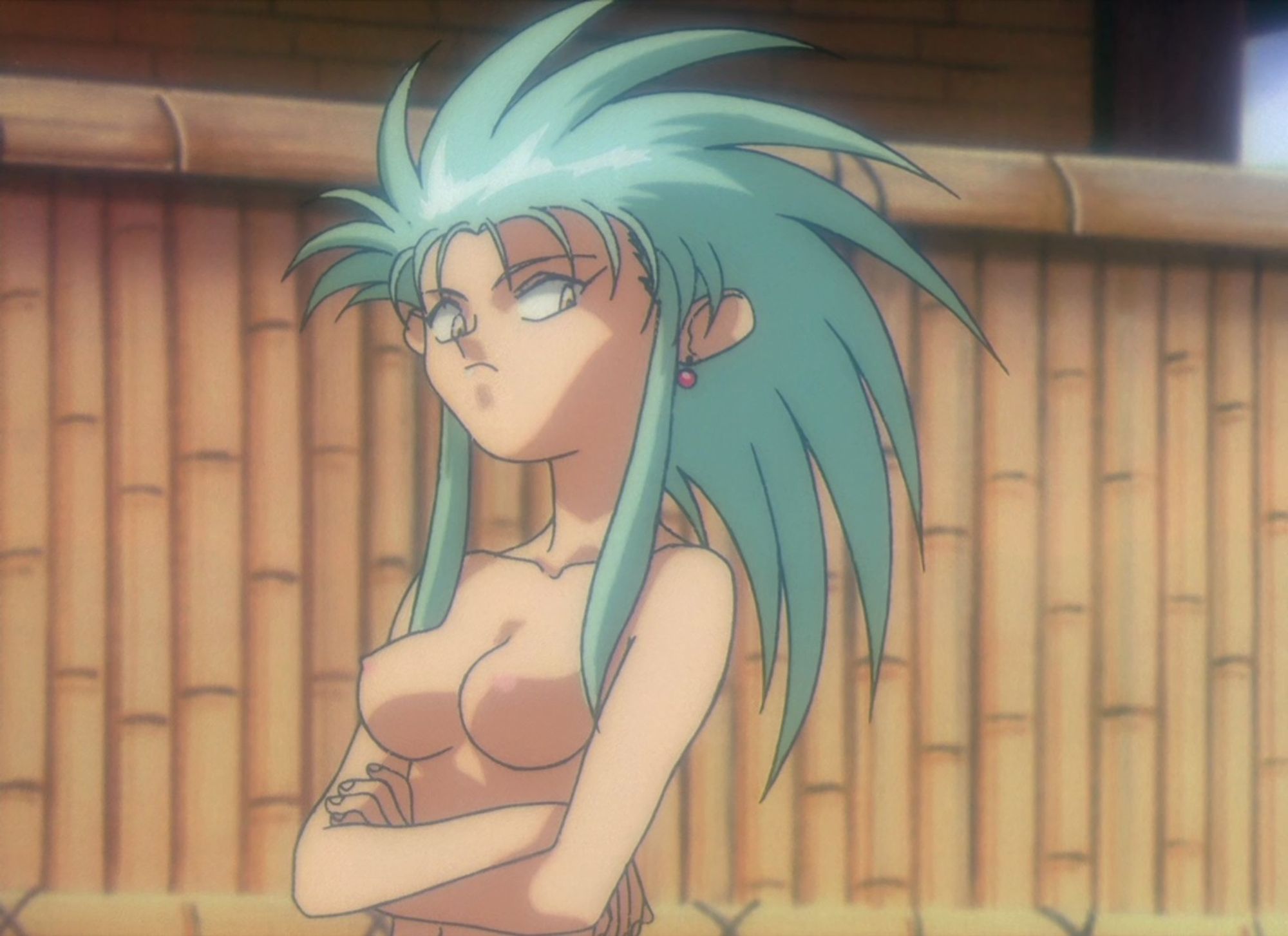 Personagem Ryuoko do anime Tenchi Muyo pelada da cintura para cima.