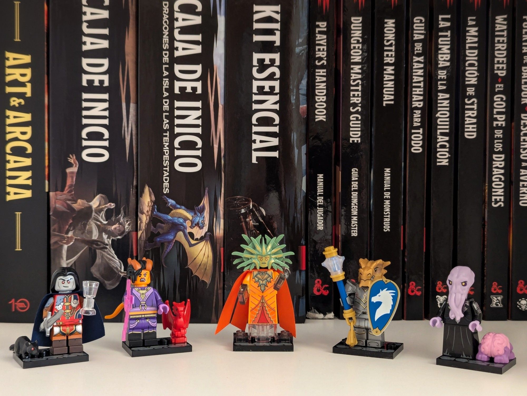 Cinco miniguras de la colección de Lego para D&D.