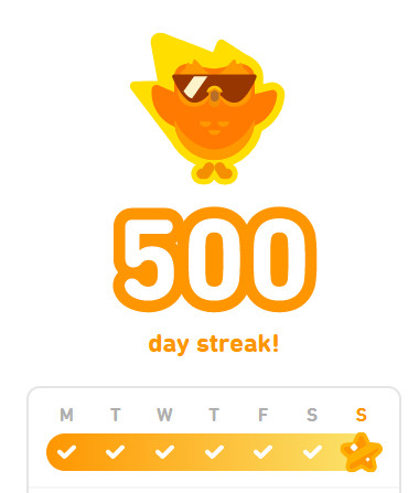 Die Zahl 500 und das Duolingo-Maskottchen als Zeichen eines 500-Tage-Streaks bei Duolingo.