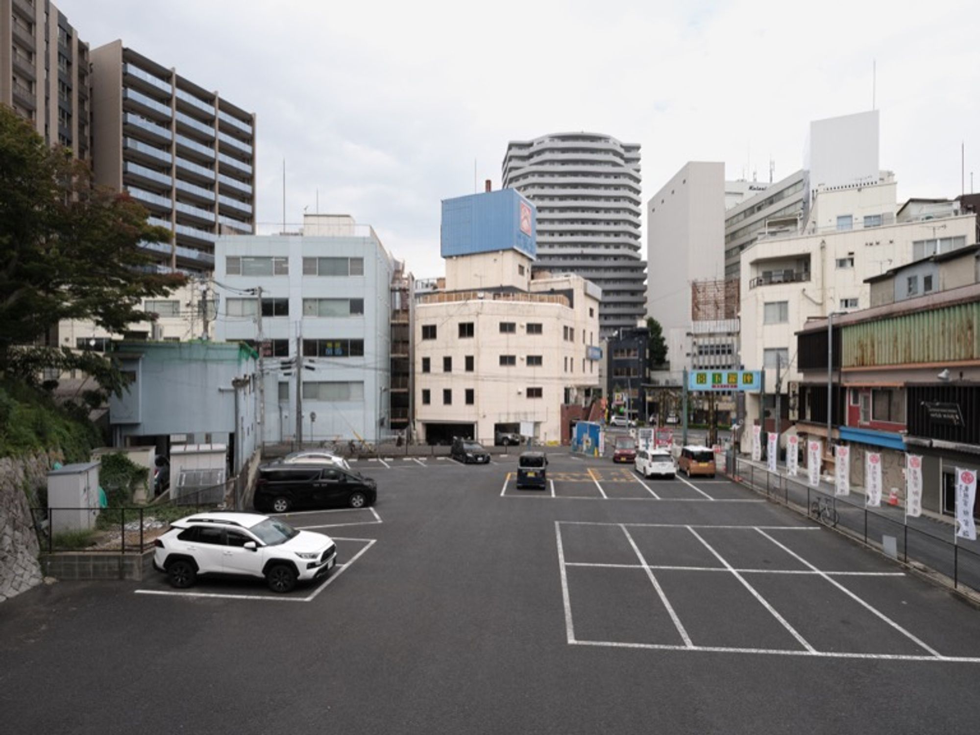 The city center features a mix of new and old buildings, with a large parking lot located a short distance from the street. This image was captured using the GFX100S camera, equipped with the GF23mmF4 R LM WR lens (wide-angle prime lens).