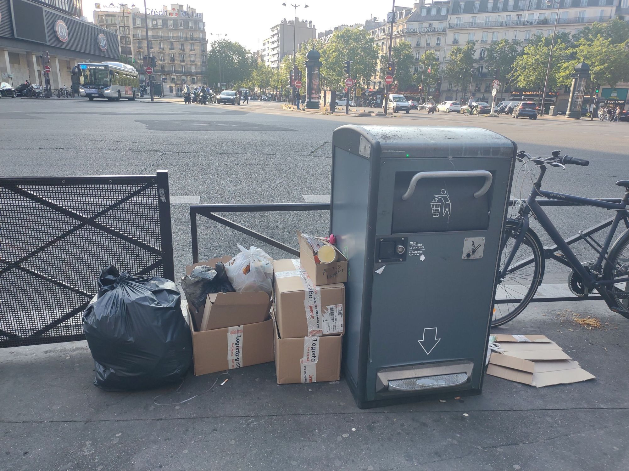 Electronic trash can and recycle bins in Paris