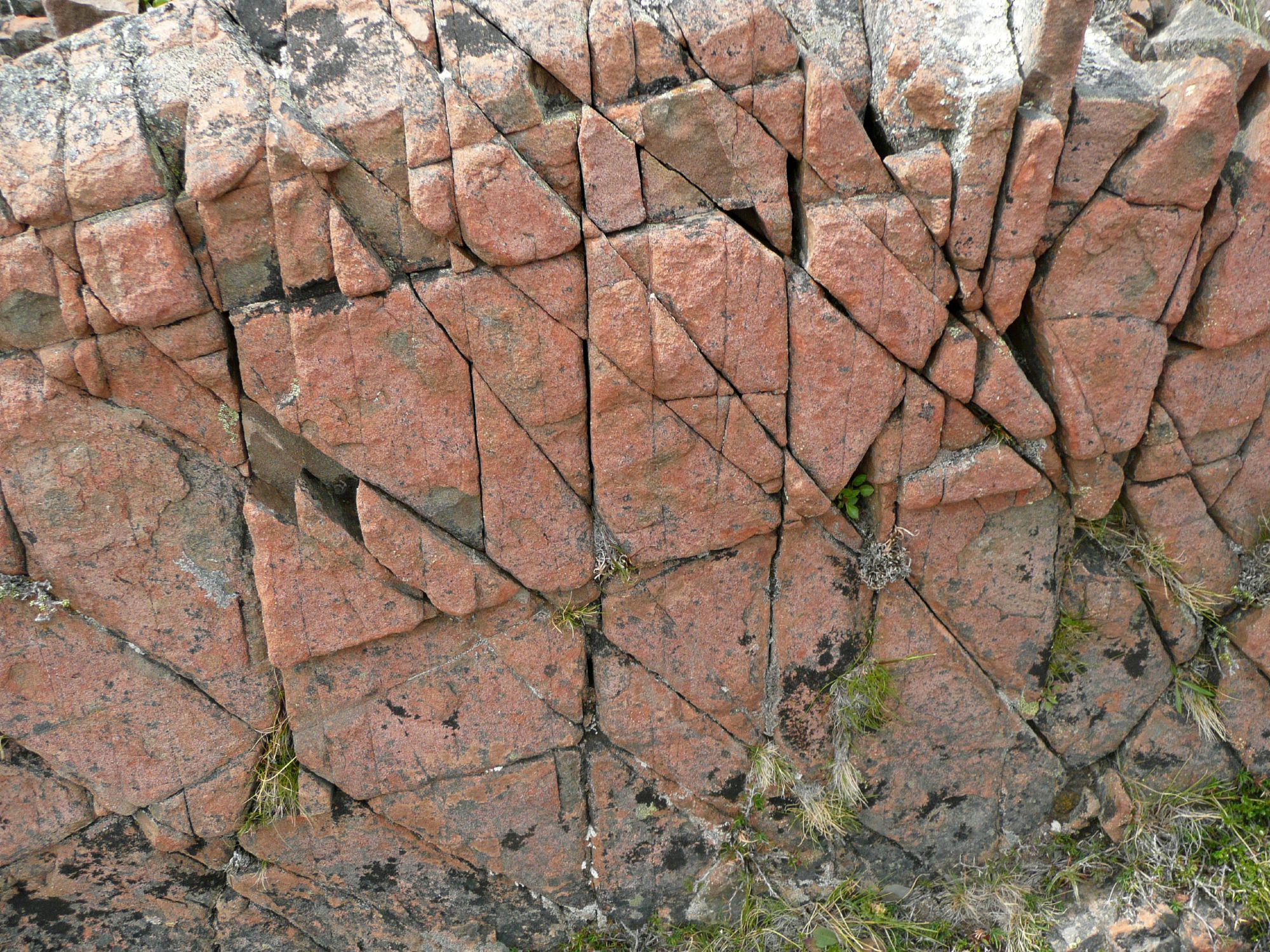 De nuevo, fracturas en una roca sedimentaria, formando un entramado MUY REGULAR, tanto en espaciado como en orientación
Fuente https://www.flickr.com/photos/jsjgeology/39608069664