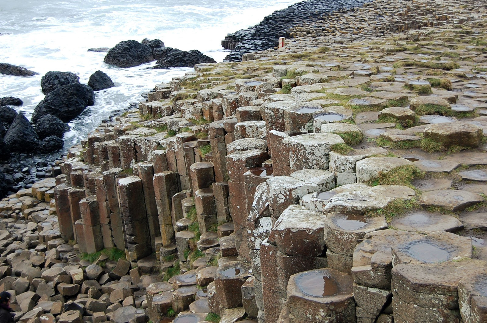 Disyunción columnar fracturando basaltos en Irlanda.
Fuente https://www.flickr.com/photos/133997242@N03/26041067755/