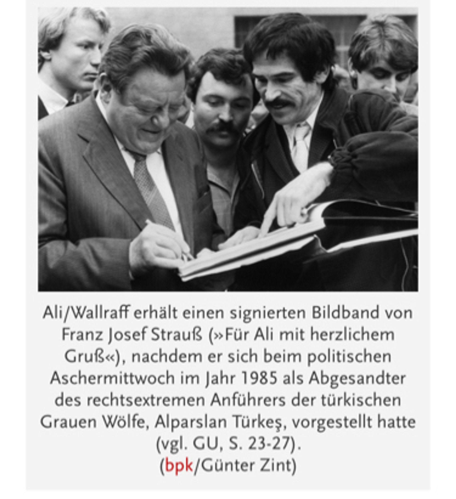 Ali/Wallraff erhält einen signierten Bildband von Franz Josef Strauß (»Für Ali mit herzlichem Gruß«), nachdem er sich beim politischen Aschermittwoch im Jahr 1985 als Abgesandter des rechtsextremen Anführers der türkischen Grauen Wölfe, Alparslan Türkes, vorgestellt hatte (vgl. GU, S. 23-27). (bpk/Günter Zint)