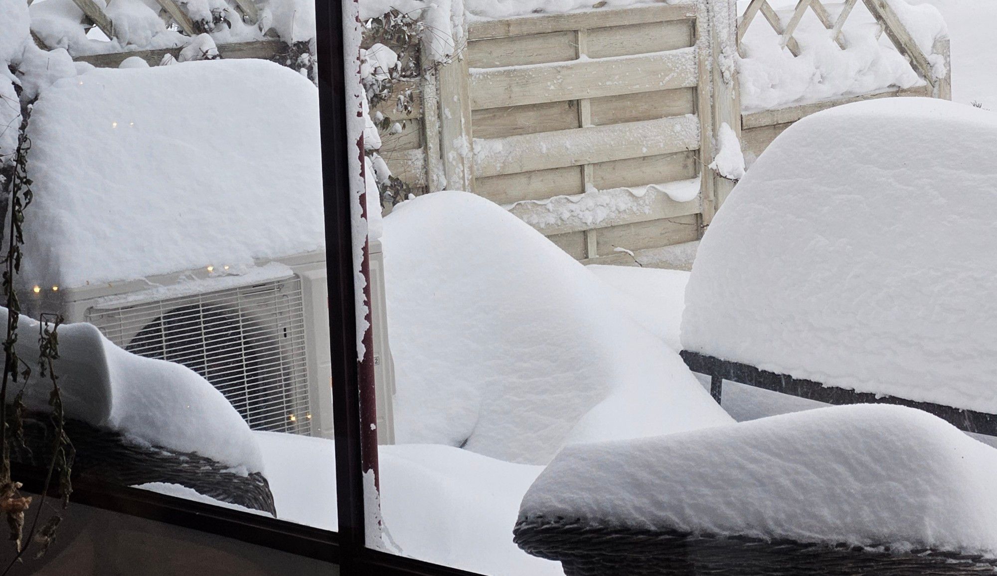 Wärmepumpegerät und Gartenmöbel mit Schneehauben von 1/2m Dicke