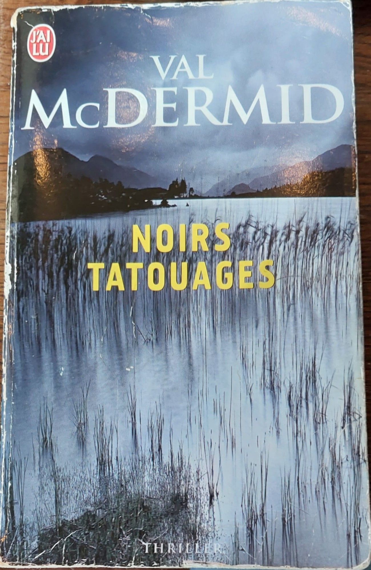 Couverture du roman "Noirs tatouages"

Cet été-là, il a plu comme rarement à Lake District et la tourbière a livré son secret : un cadavre sans âge, couvert de tatouages.
Jane Gresham, spécialiste du poète William Wordsworth, pense aussitôt à une légende locale : Fletcher Christian, le chef des mutins du Bounty, a fui Pitcairn pour regagner clandestinement l'Angleterre. Et son vieil ami Wordsworth a transformé son récit en poème épique. Persuadée que le précieux manuscrit se trouve chez un descendant du poète, Jane enquête. Mais, comme dans toutes les chasses au trésor, les convoitises s'éveillent, et les cadavres s'accumulent.