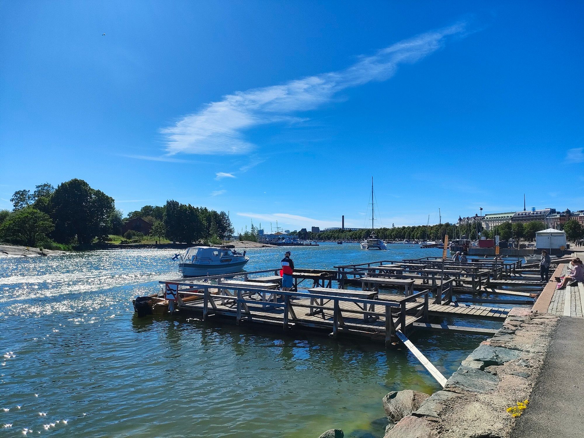 Mattolaituri Helsingissä meren rannalla.