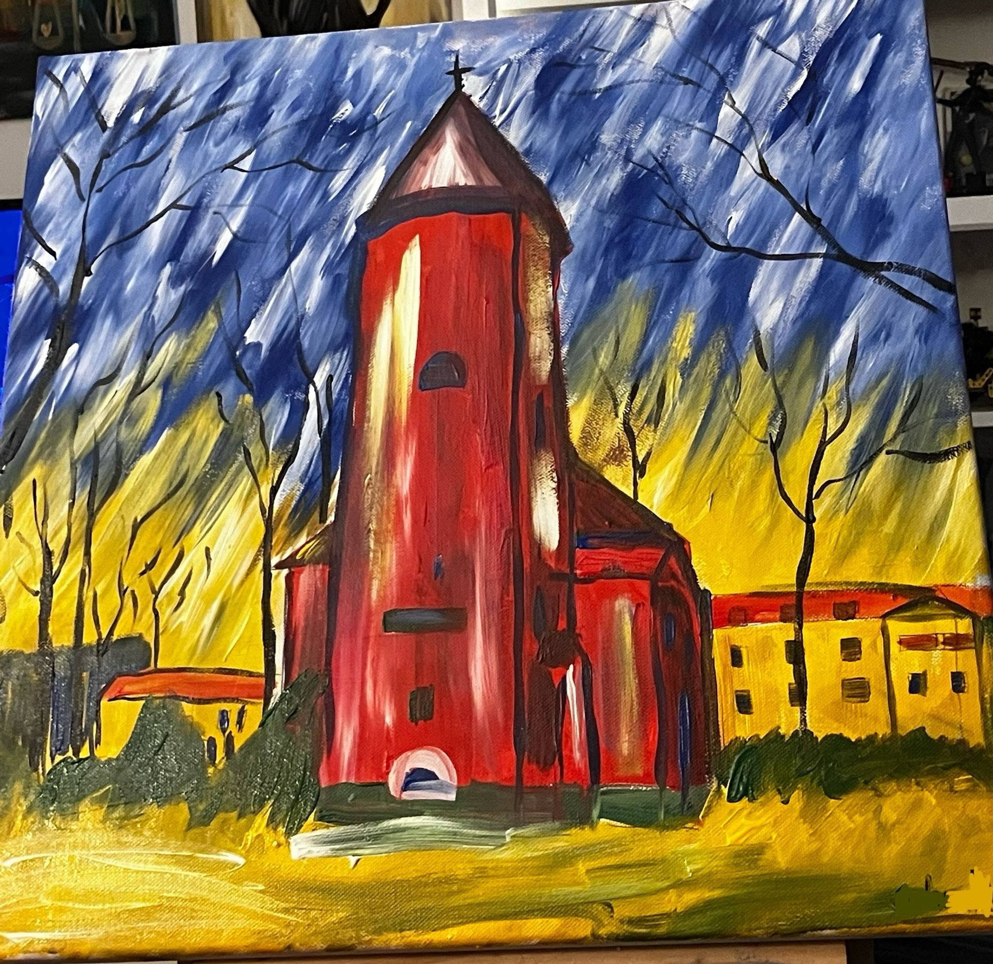 Ein expressionistisches Bild einer roten Kirche. Der Hintergrund ist gelblich. Man sieht Häuser und tote Bäume. Der Himmel ist gelblich und geht nach oben ins bläuliche über.