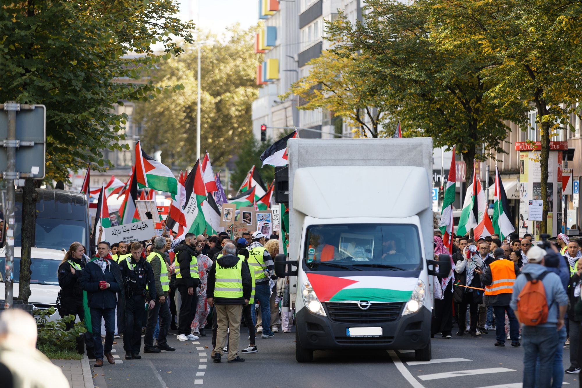 Demonstration mit den Teilnehmern und einem Lautsprechwagen