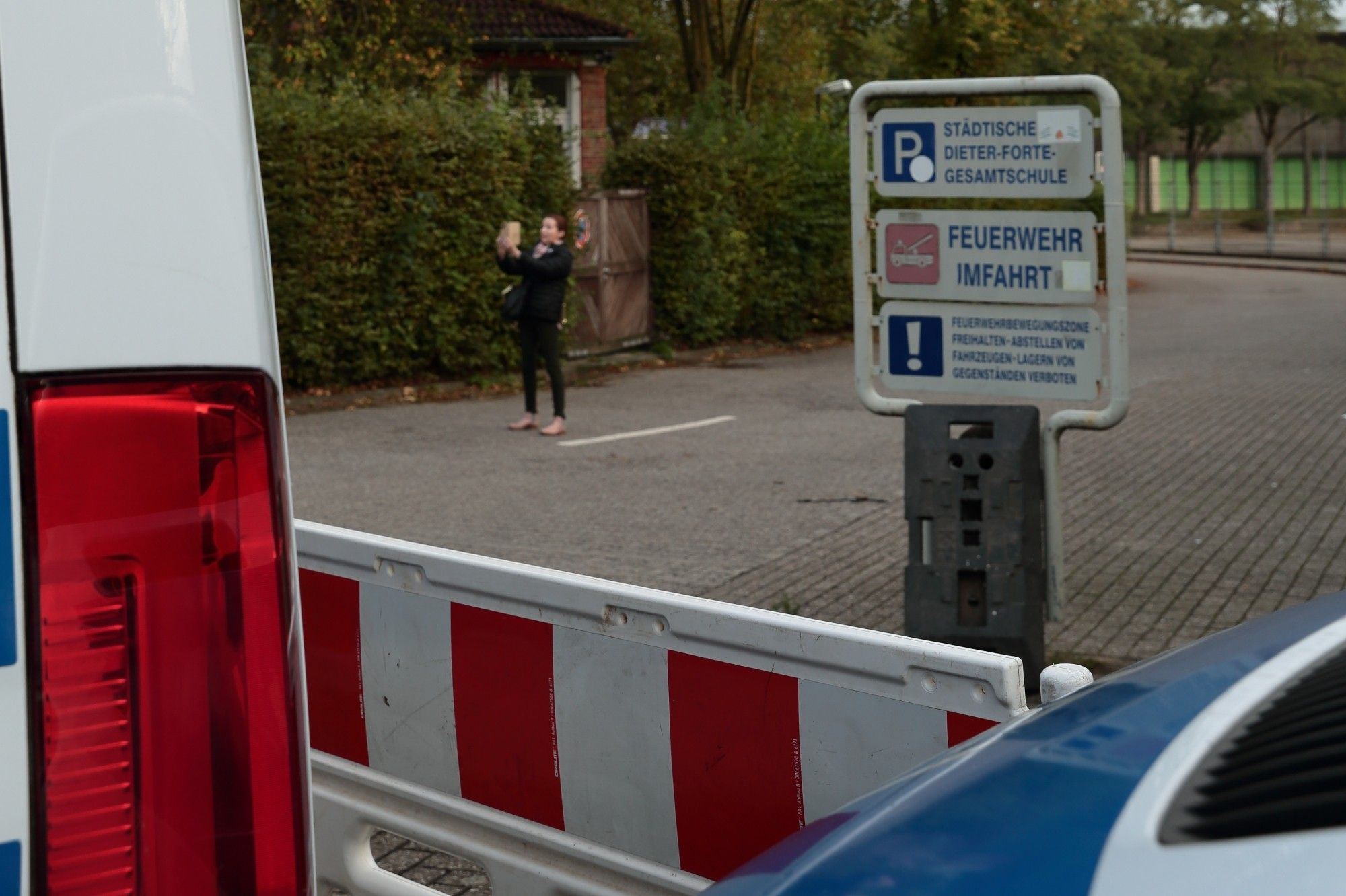 Die Ratsfrau Andrea Kraljic fotografiert vom Schulgelände aus den  Protest