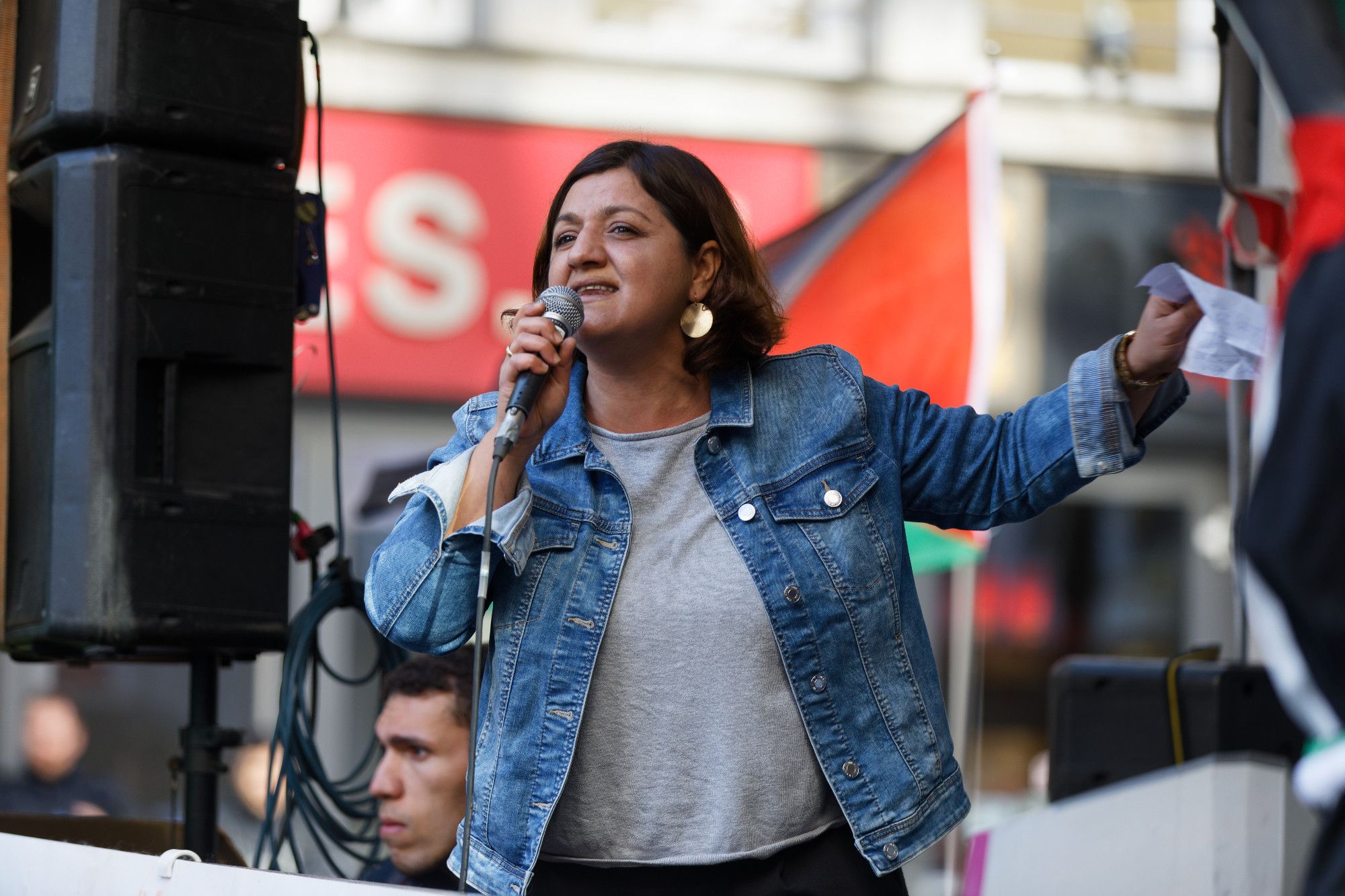 Linken-Politikerin Özlem Demirel spricht zu den Teilnehmern