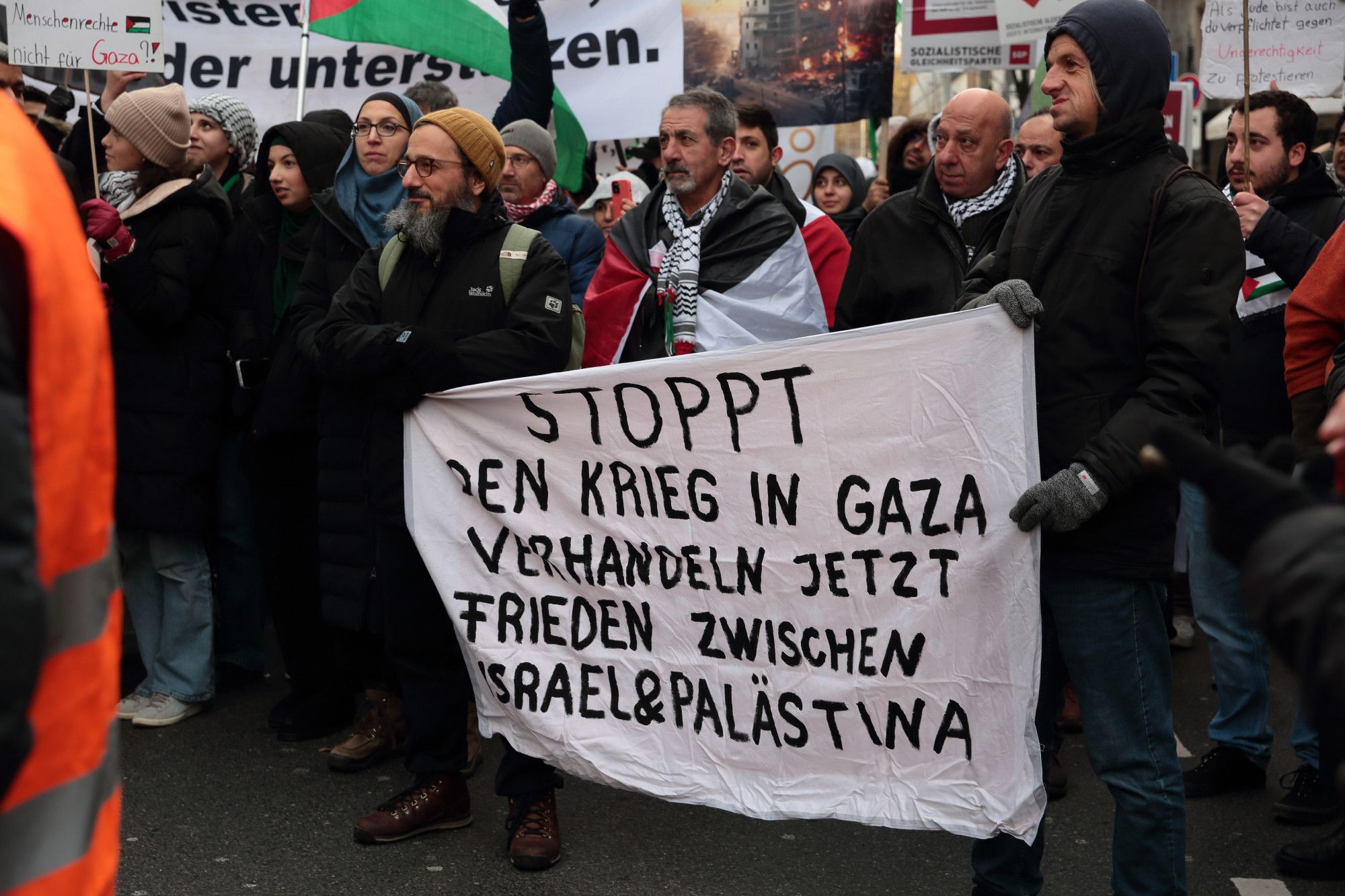 Banner mit Personen aus dem Umfeld Freie Linke