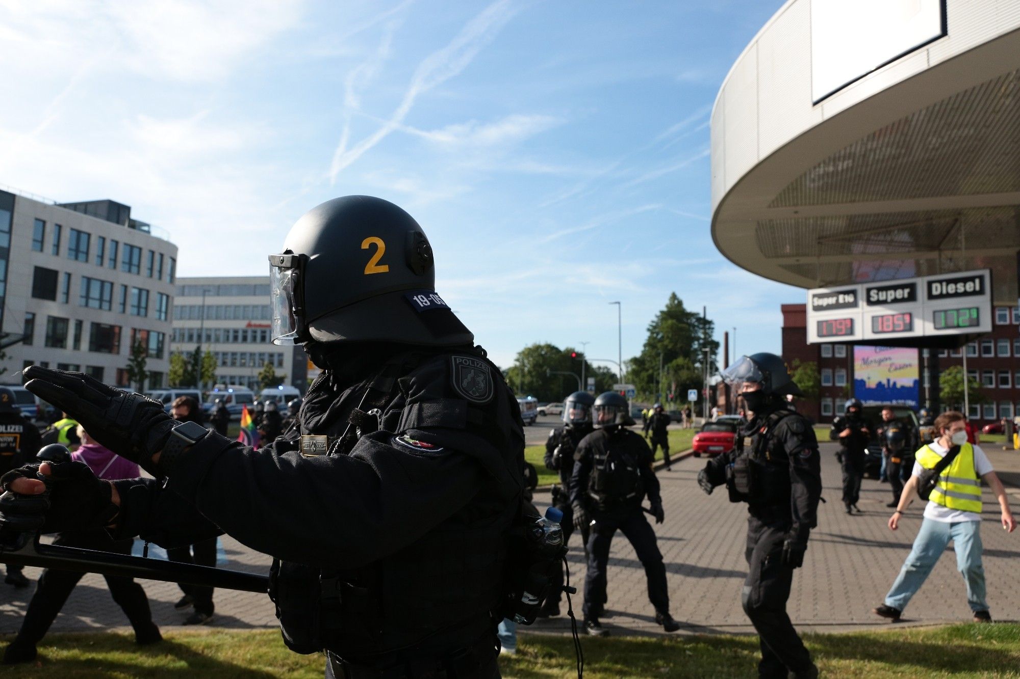 Ein Beamter steht in Abwehrstellung vor mir.