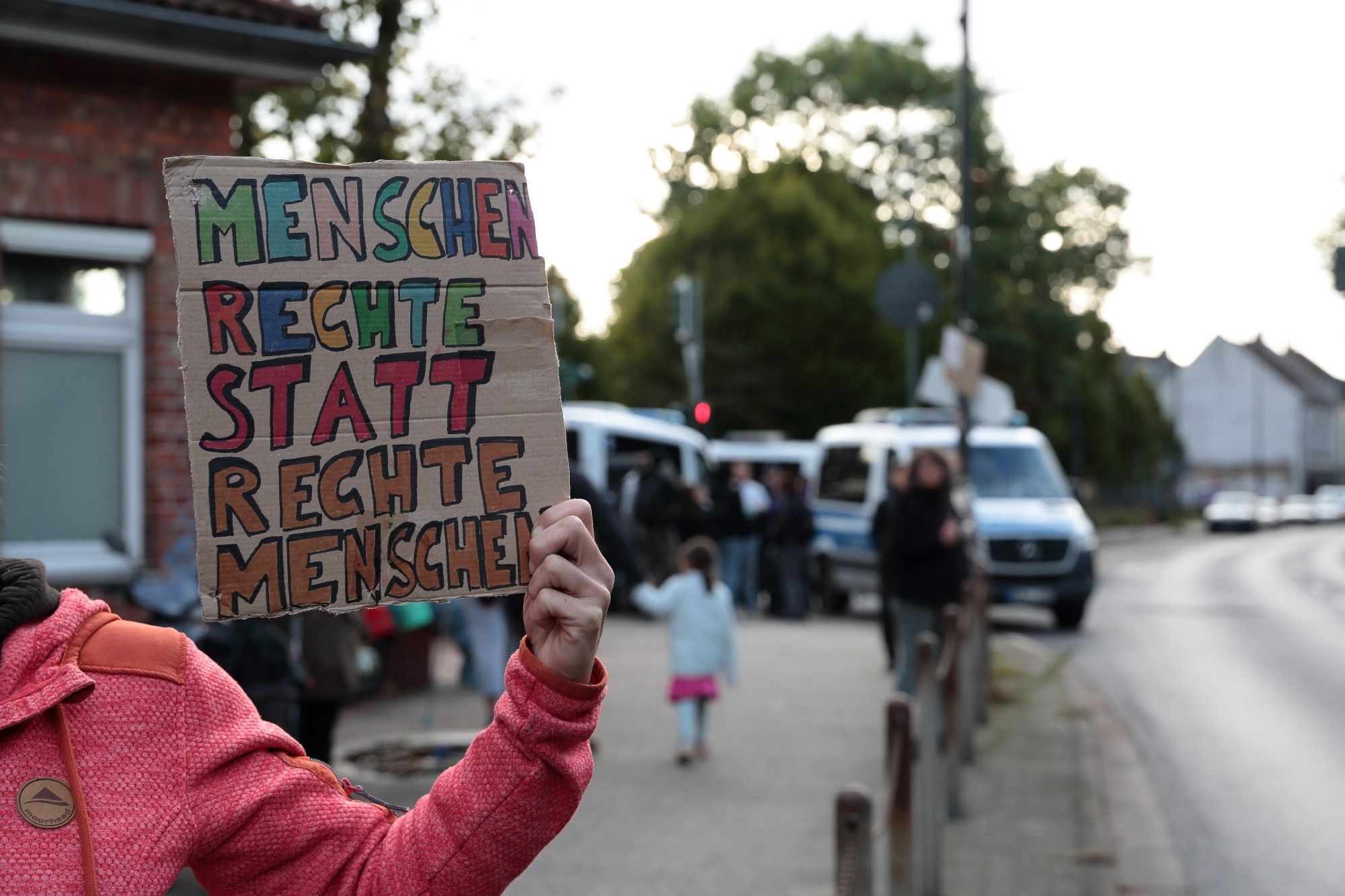 Schild "Menschenrechte statt rechte Menschen"