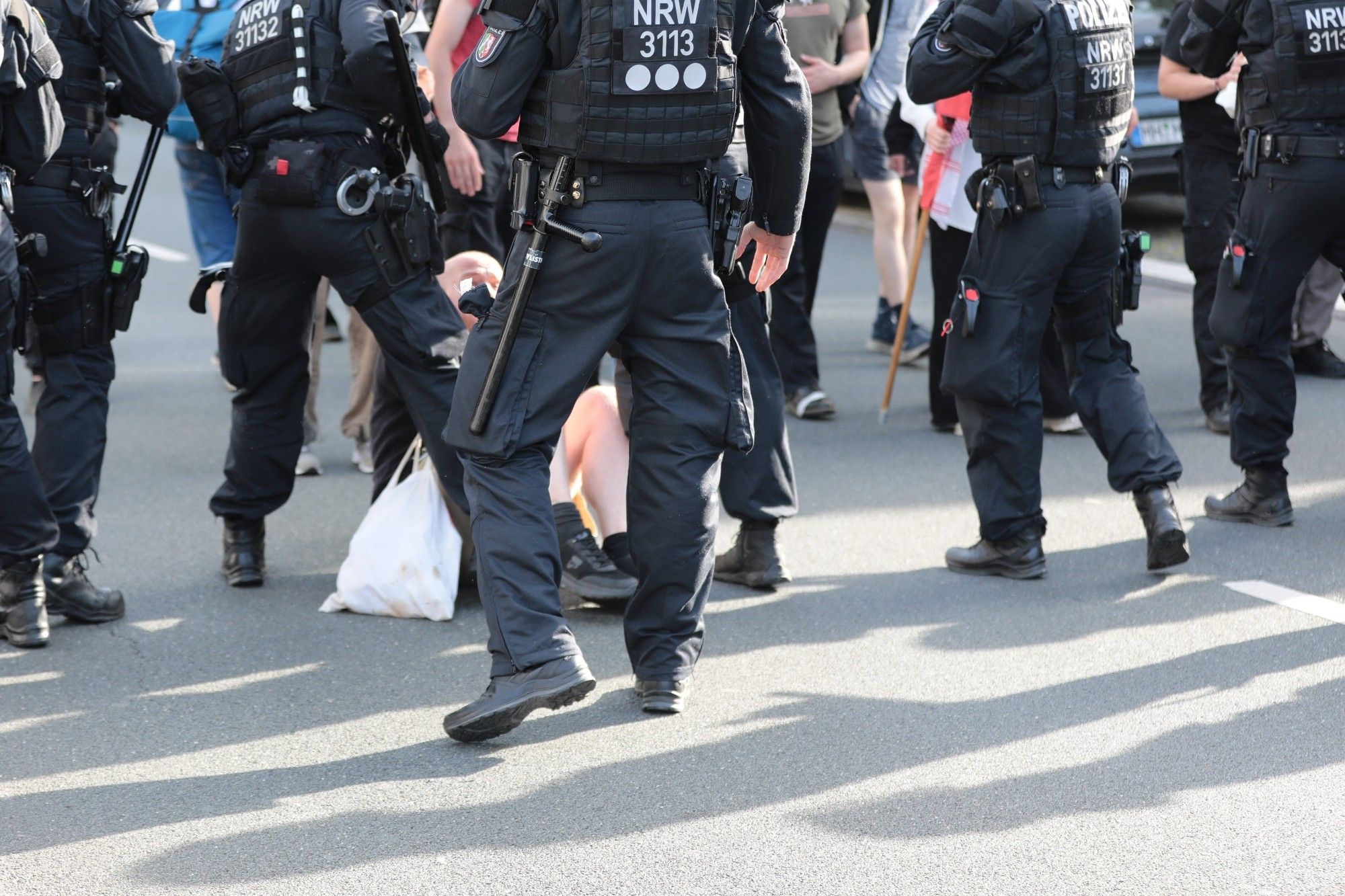 Ein Teilnehmer des Protestes liegt auf den Boden.