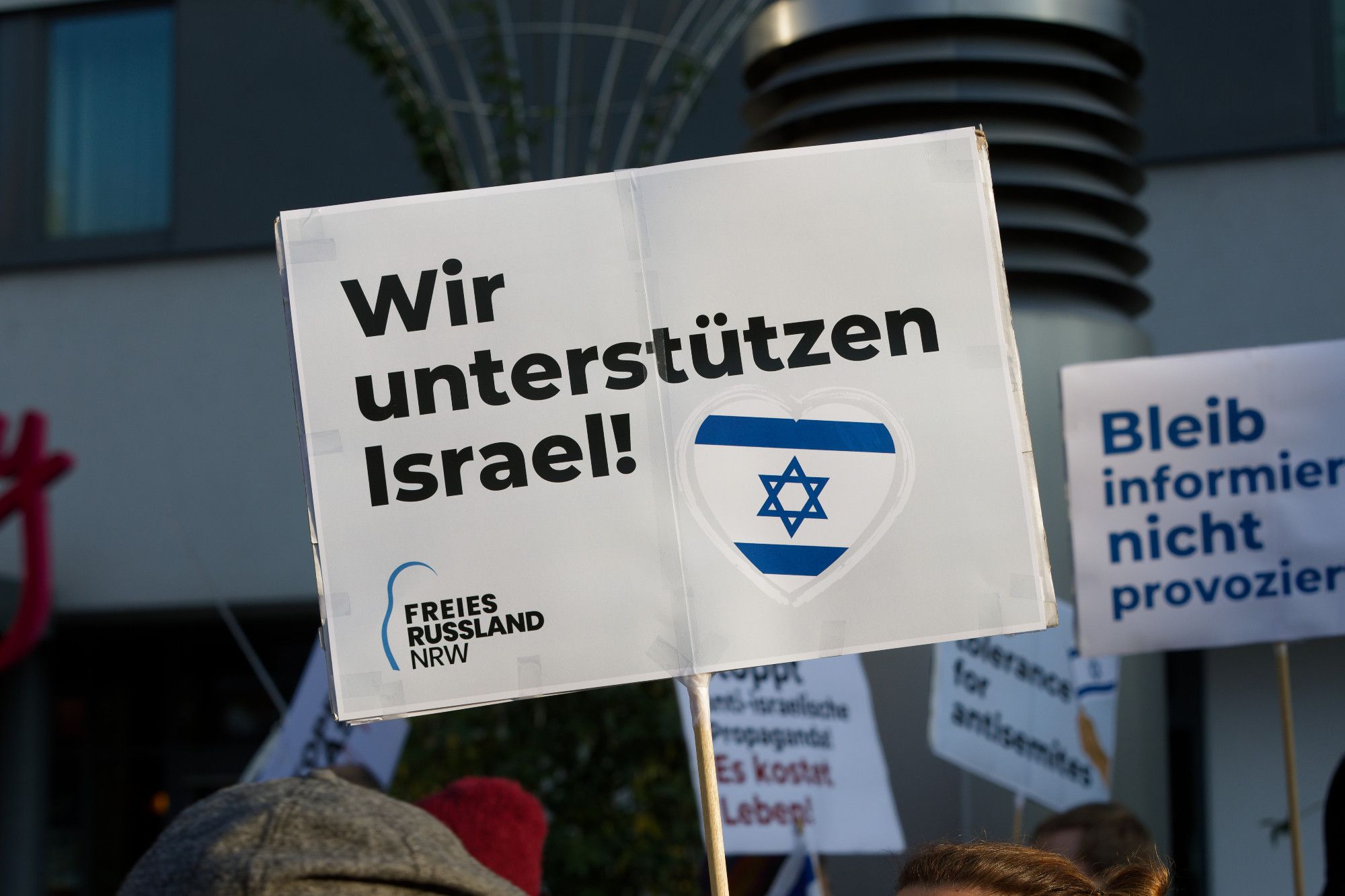 Gegenprotest Schild "Wir unterstützen Israel!"