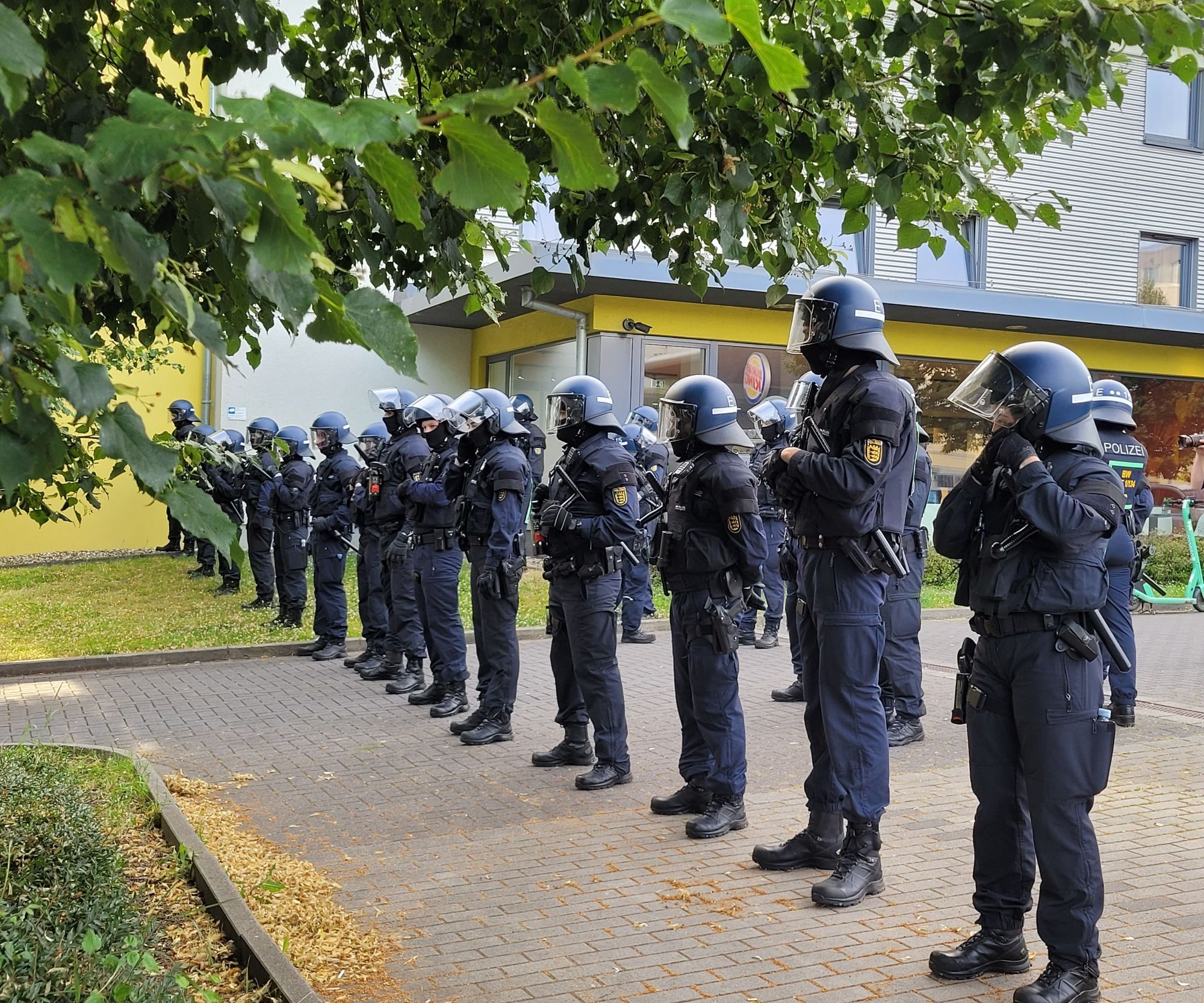 Polizeikette auf dem Hotelparkplatz