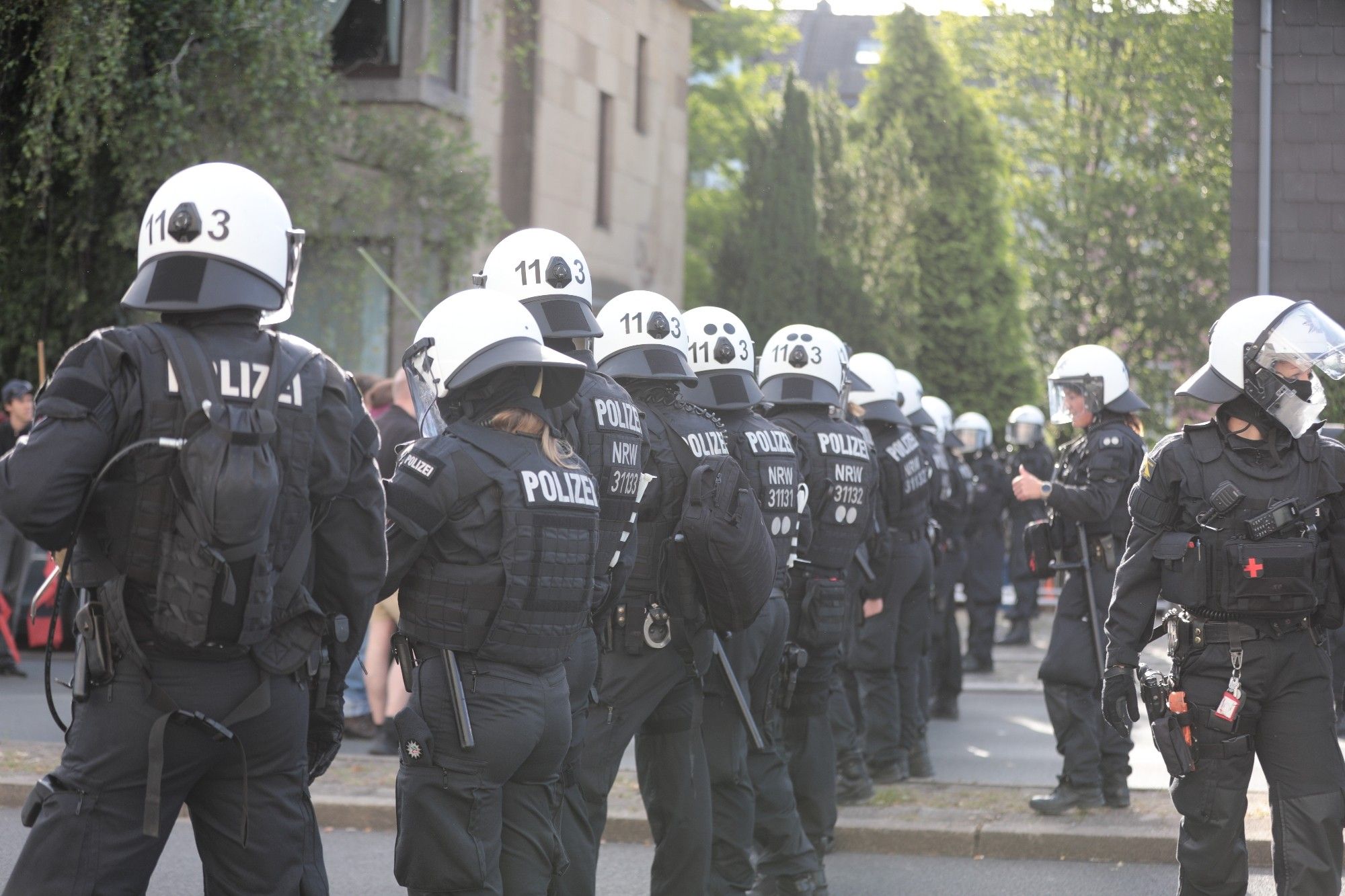 Polizeikette vor dem Gegenprotest