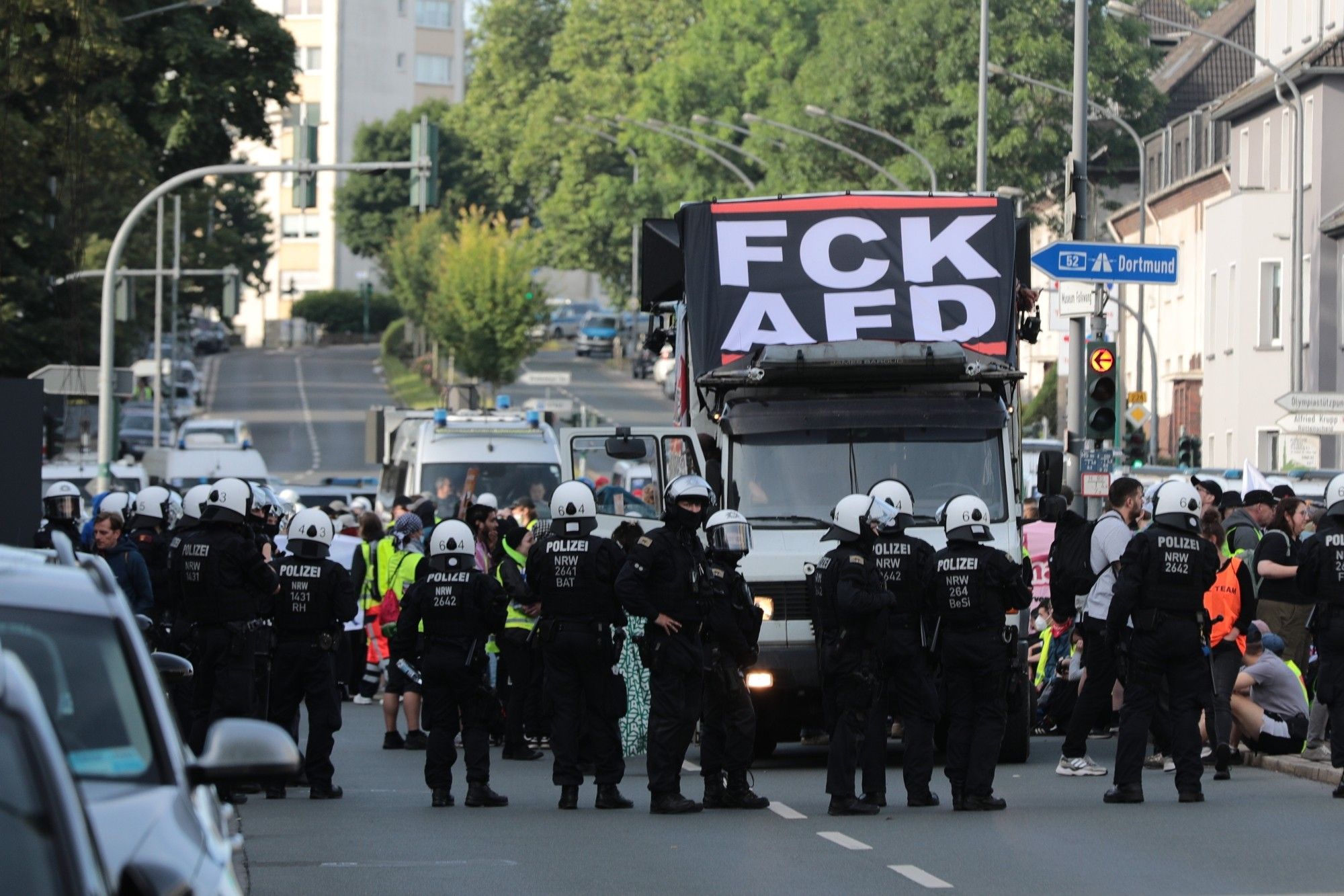 Ein Lautsprecherwagen mit dem Schriftzug "FCK AFD"