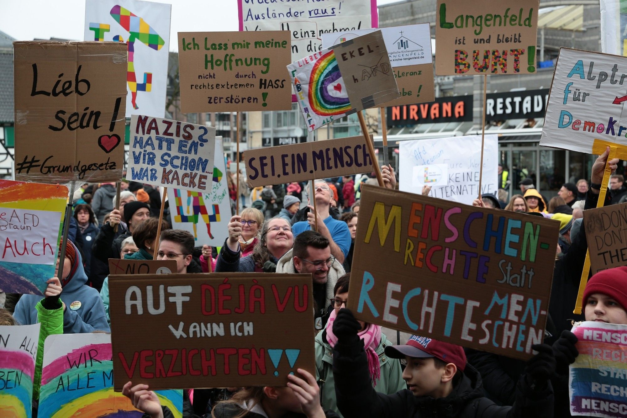 Unzählige Demoschilder werden hochgehalten