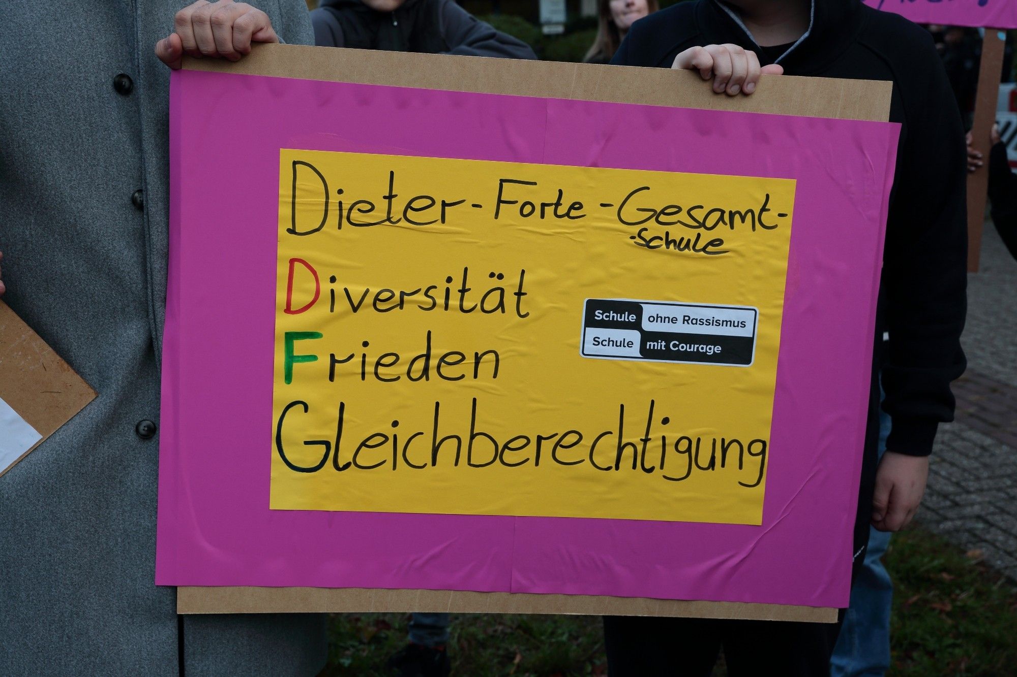 Schild "Dieter-Forte-Gesamtschule. Diversität, Frieden, Gleichberechtigung "