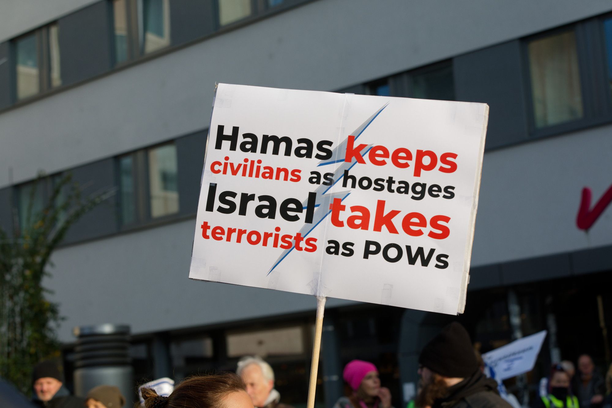 Gegenprotest Schild "Hamas keeps civilians as hostages, Israel takes terrorists as POWs"