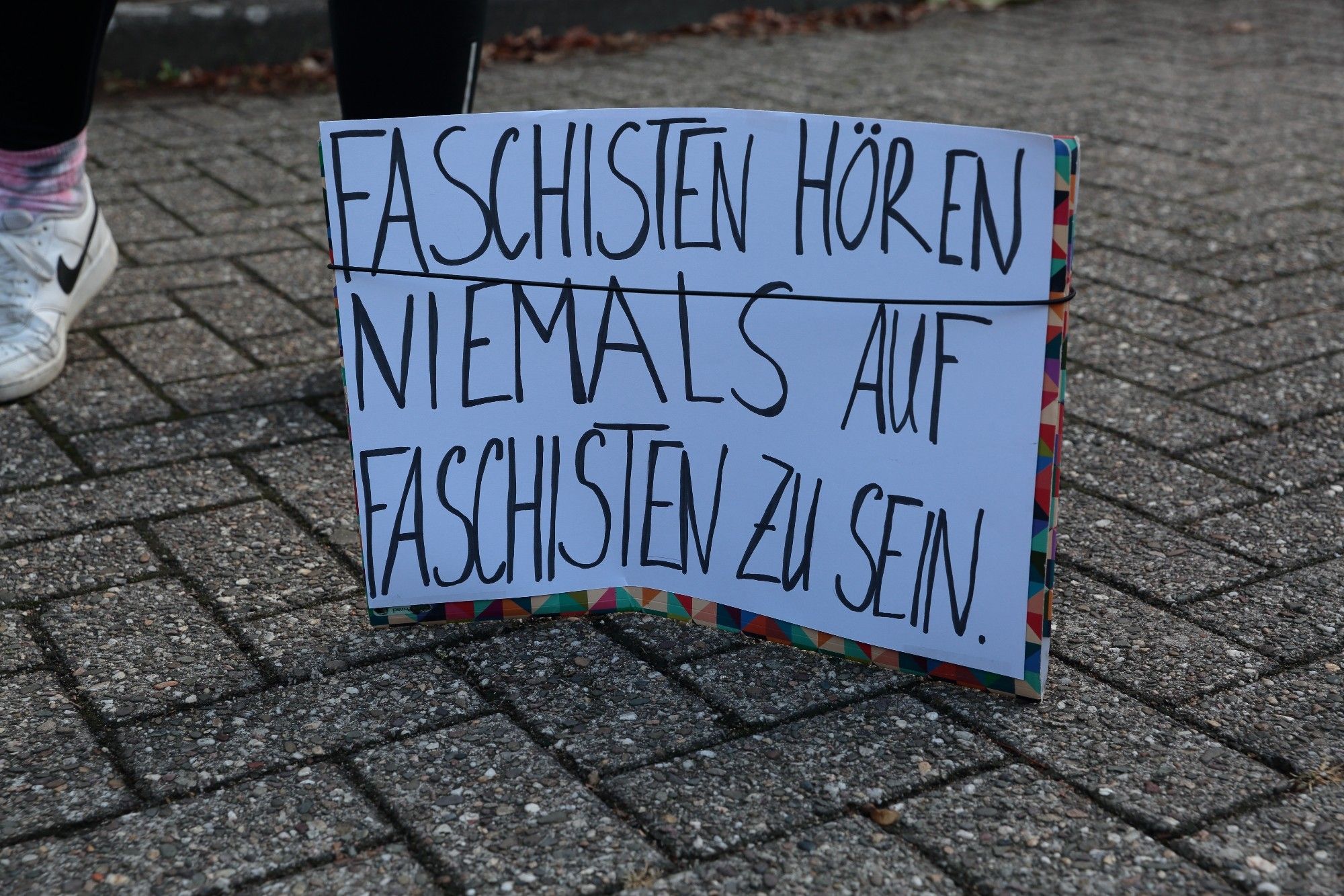 Schild "Faschisten hören niemals auf Faschisten zu sein"