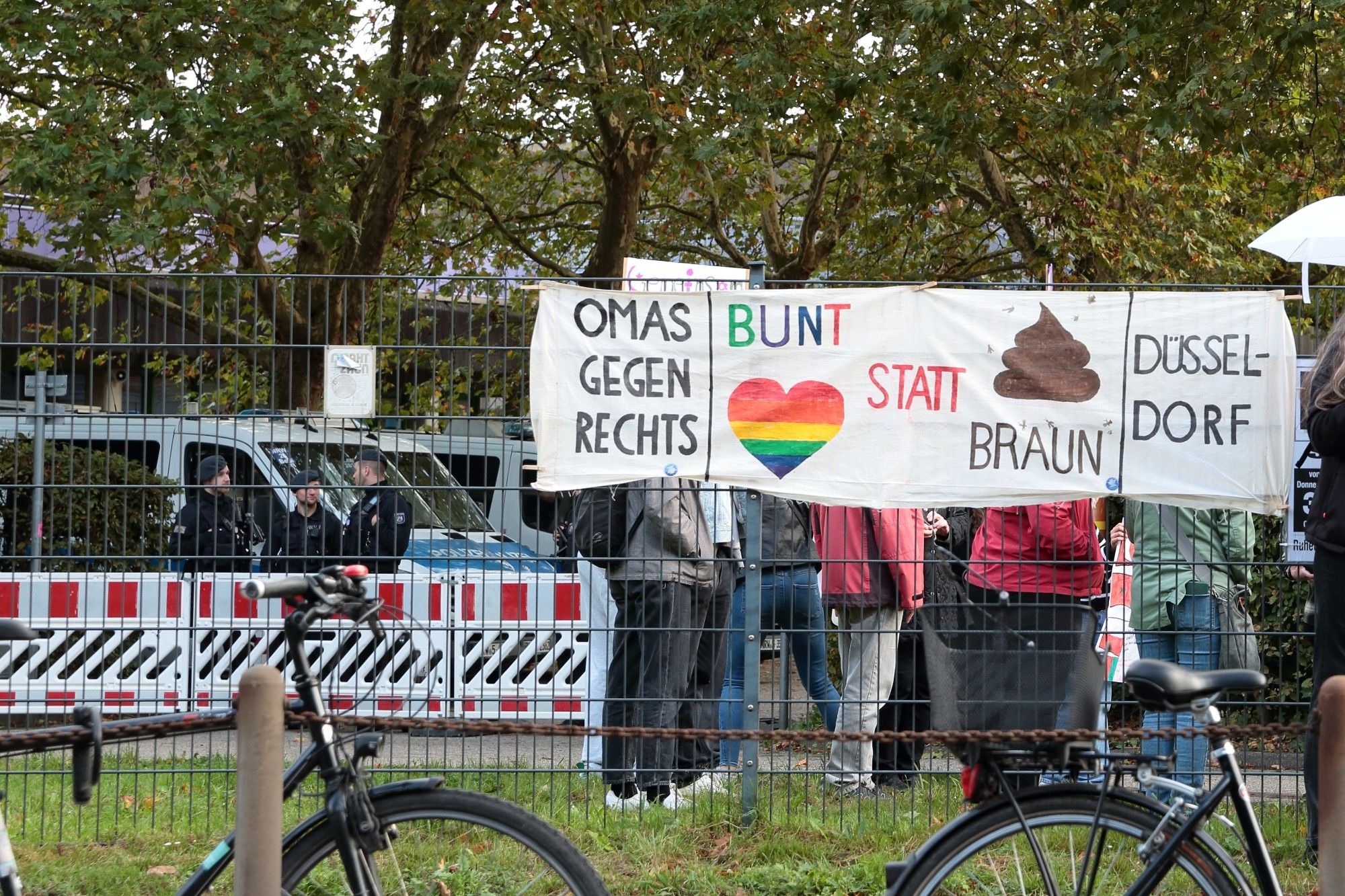 Banner der Omas gegen Rechts